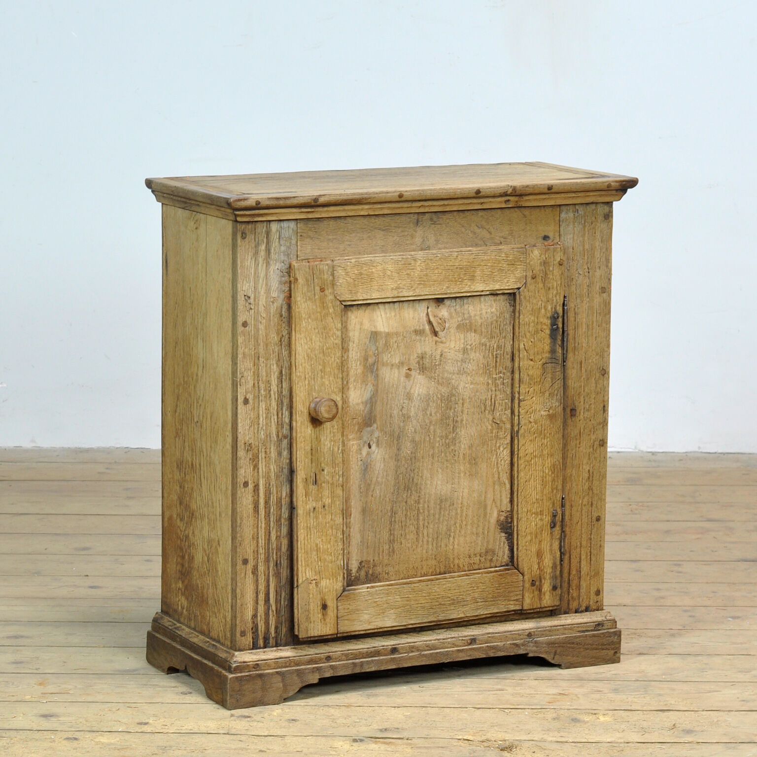 Small oak cabinet, circa 1820
