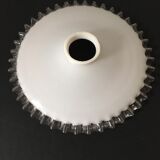 Abat-jour ancien en opaline blanche et pourtour jupé en verre transparent