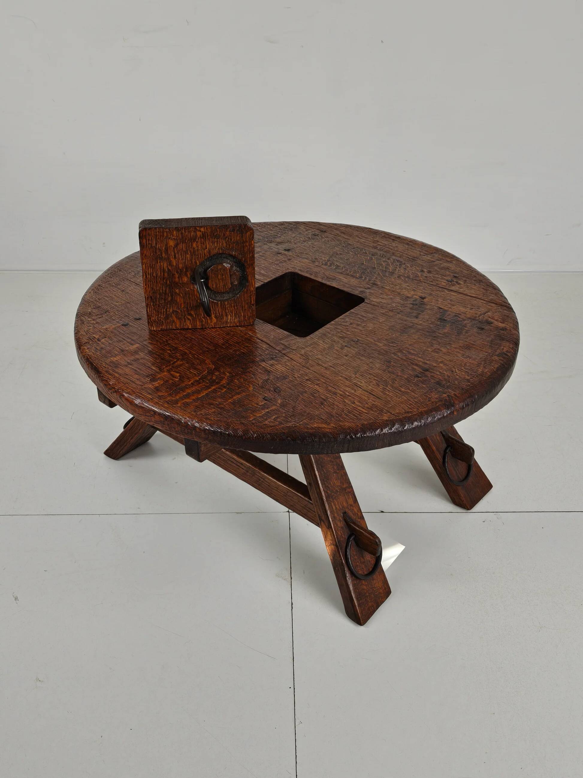 Table basse ronde rustique en chêne, style brutaliste, France, années 1960, milieu du XXe siècle