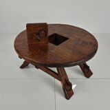 Table basse ronde rustique en chêne, style brutaliste, France, années 1960, milieu du XXe siècle