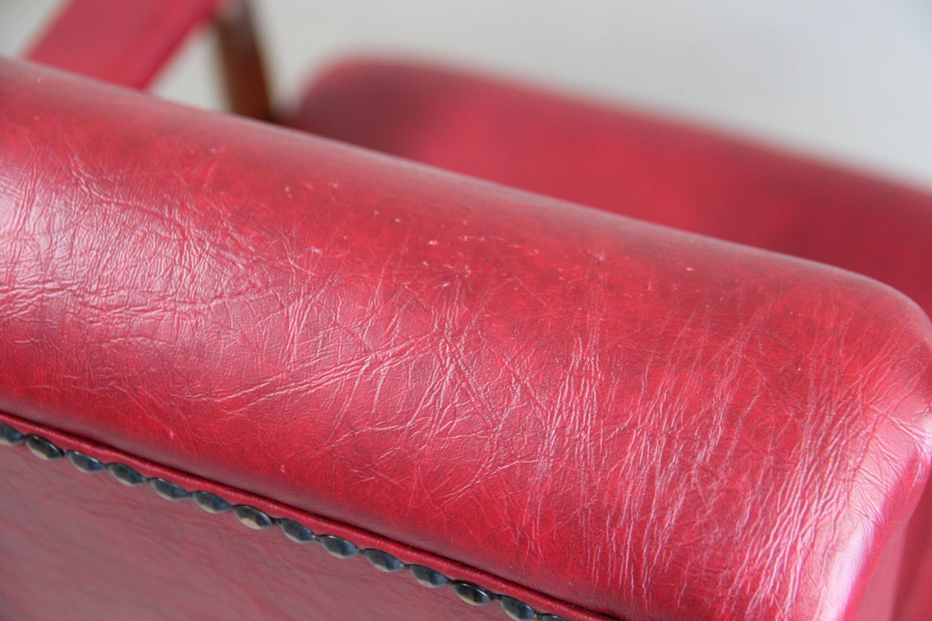 Fauteuil vintage en skaï rouge