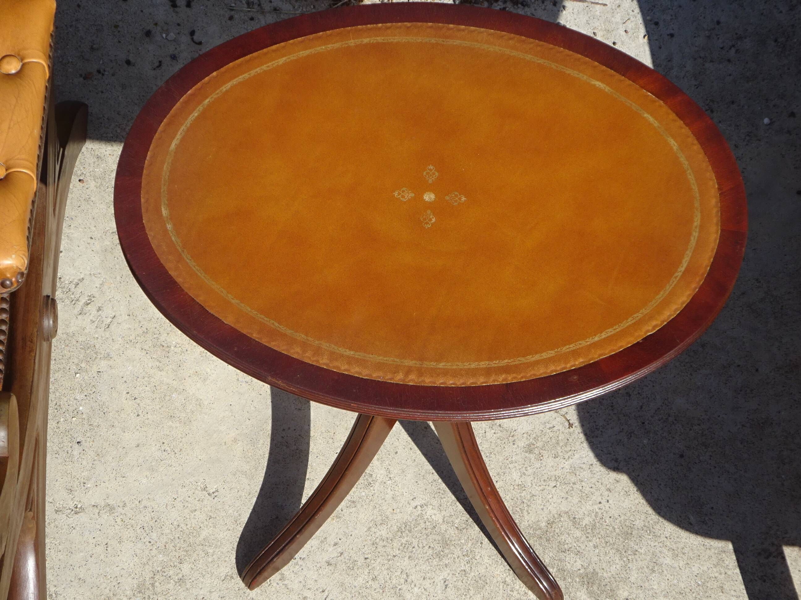 Small side table with an oval top in English style.