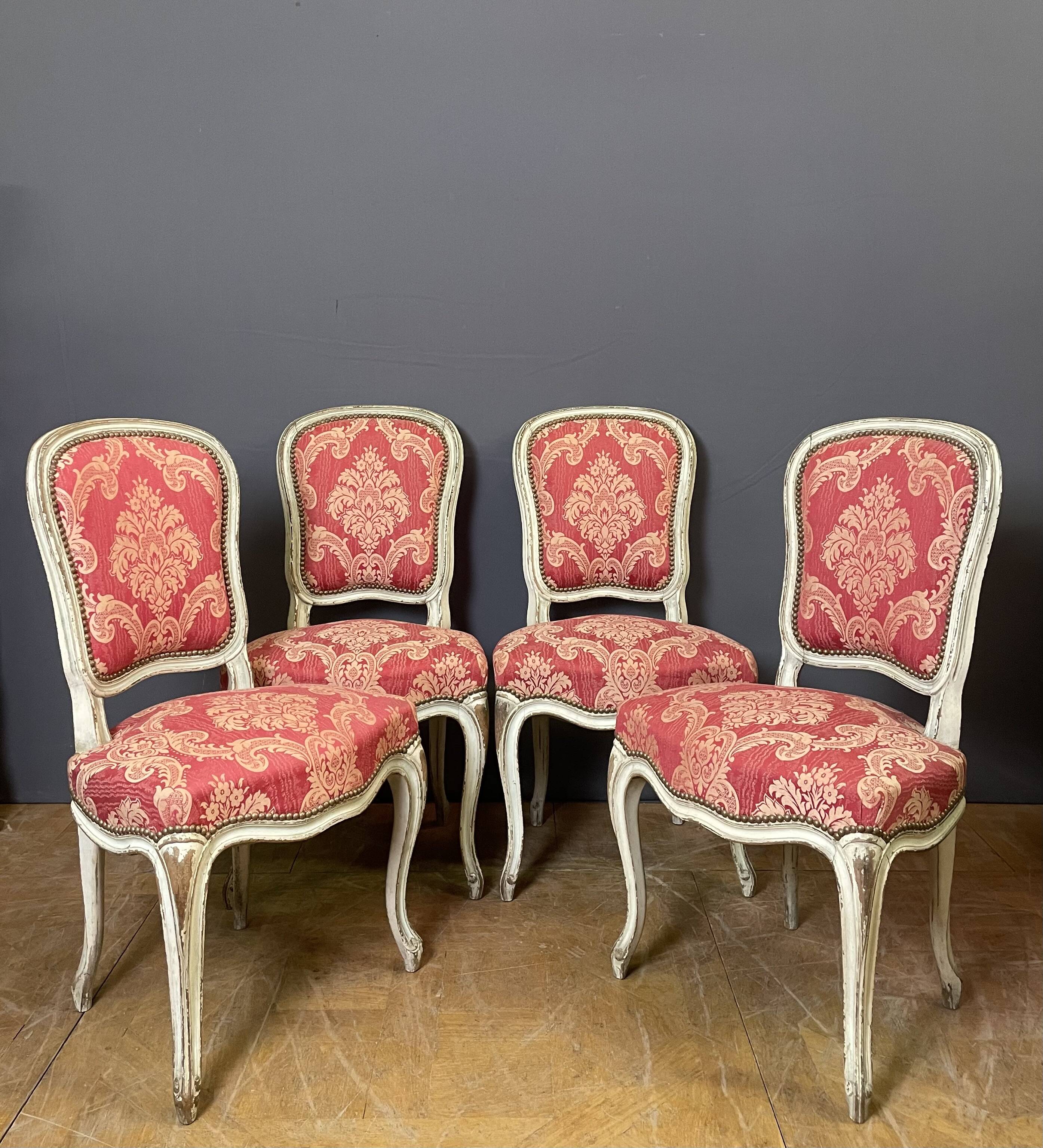 Caises de style Louis XV en bois peint