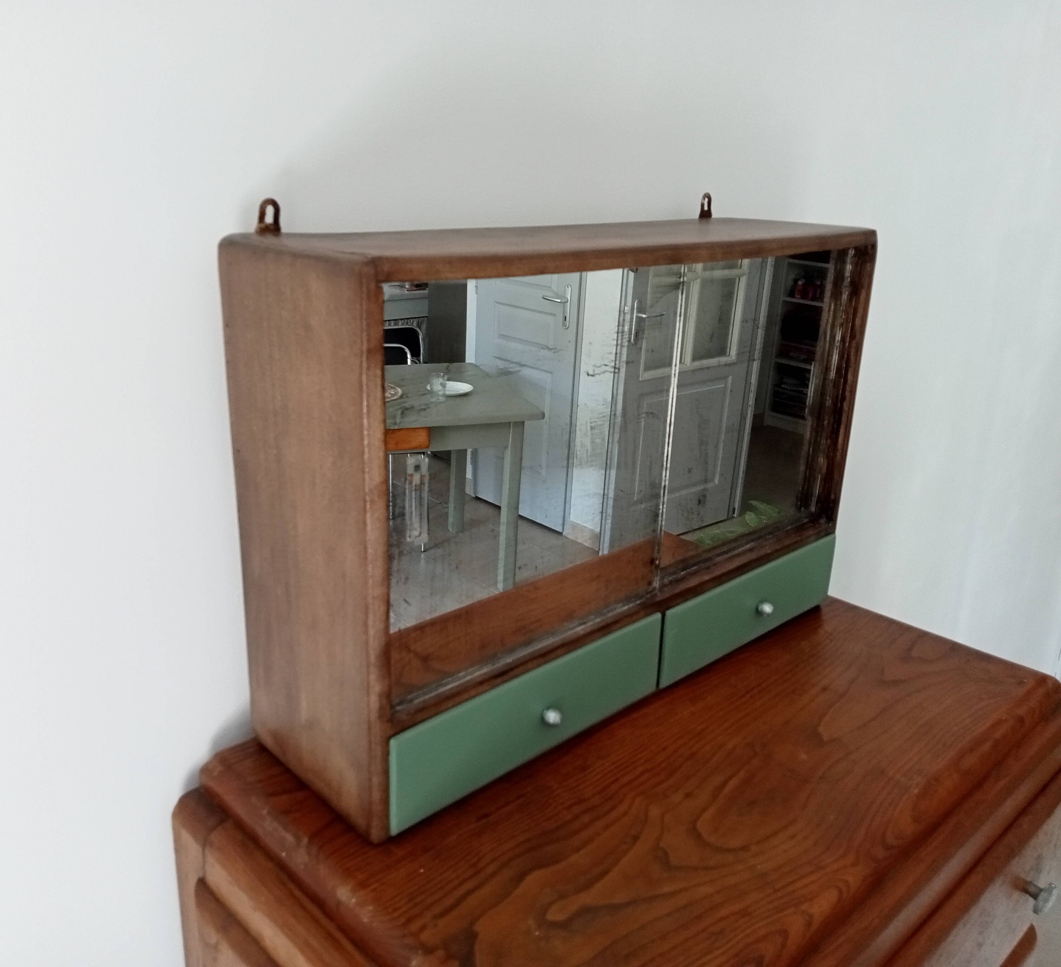 Vintage medicine cabinet 70s