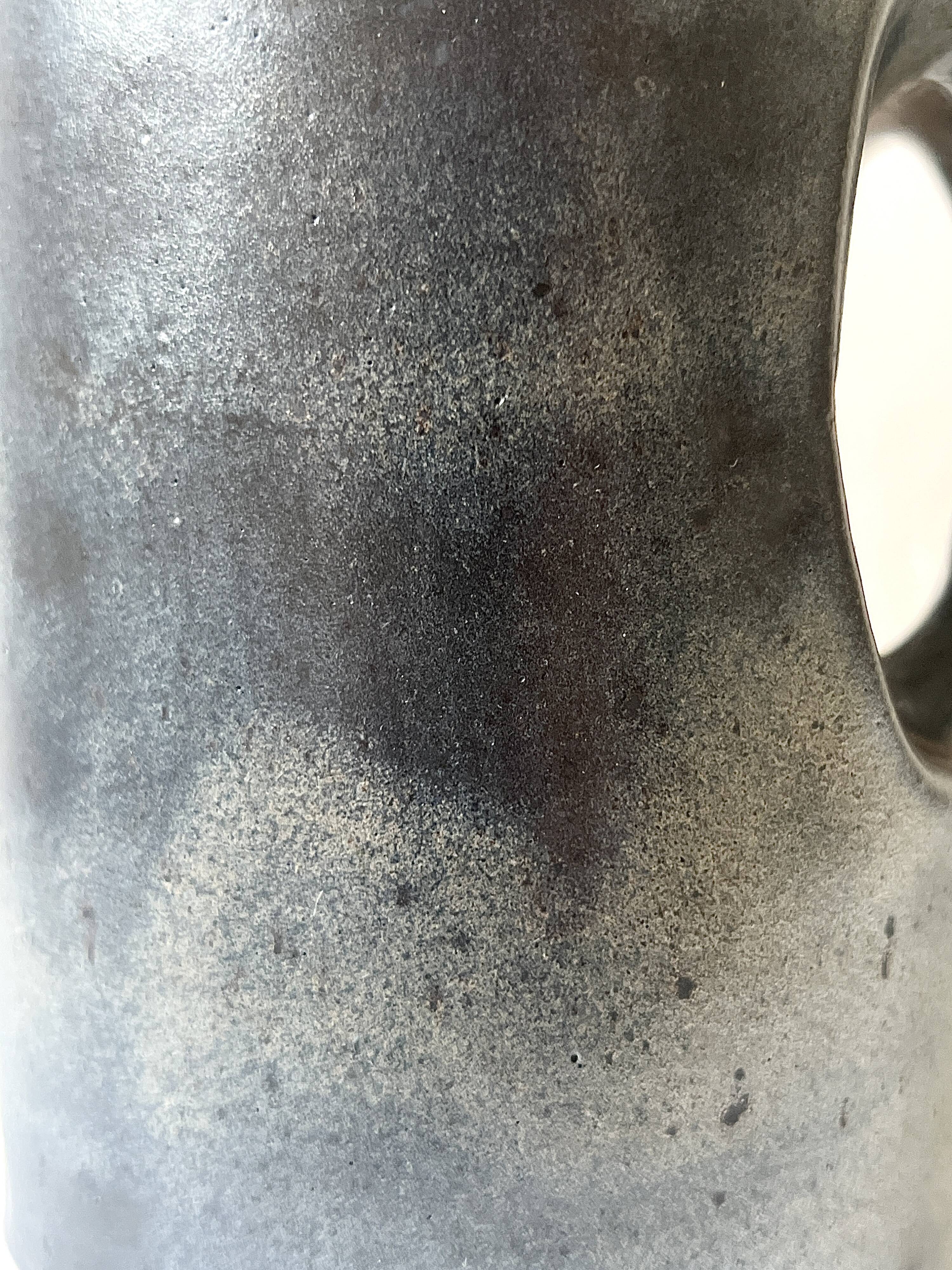 Vase design et sculptural en gres noir bleuté, Goron Vivien