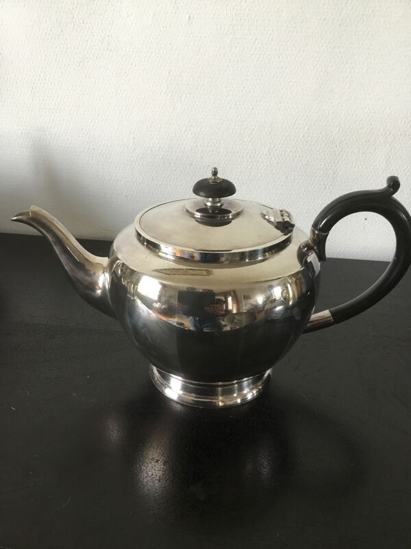 Lot de théières et pot à lait