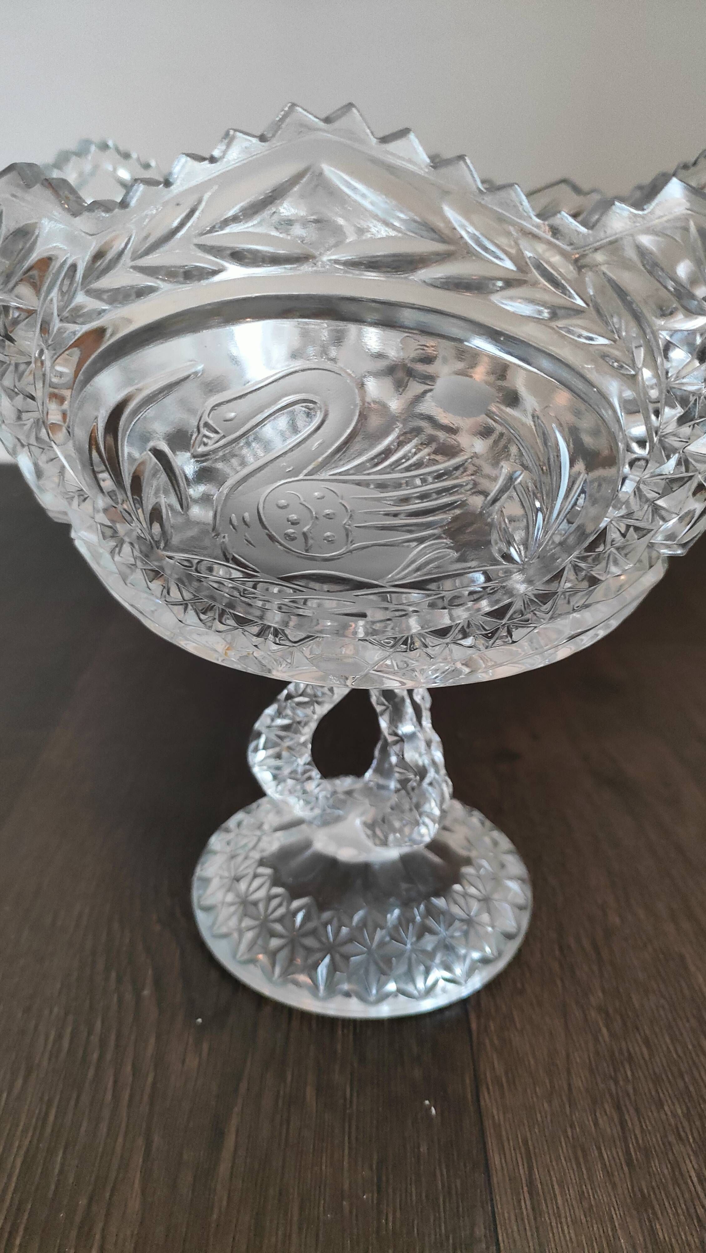 Large cut crystal bowl on a stand, swans – H 23 x Ø 20 cm – vintage
