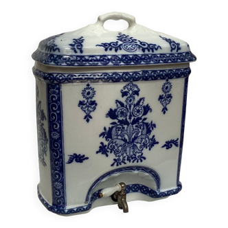 Wall fountain in Dutch porcelain