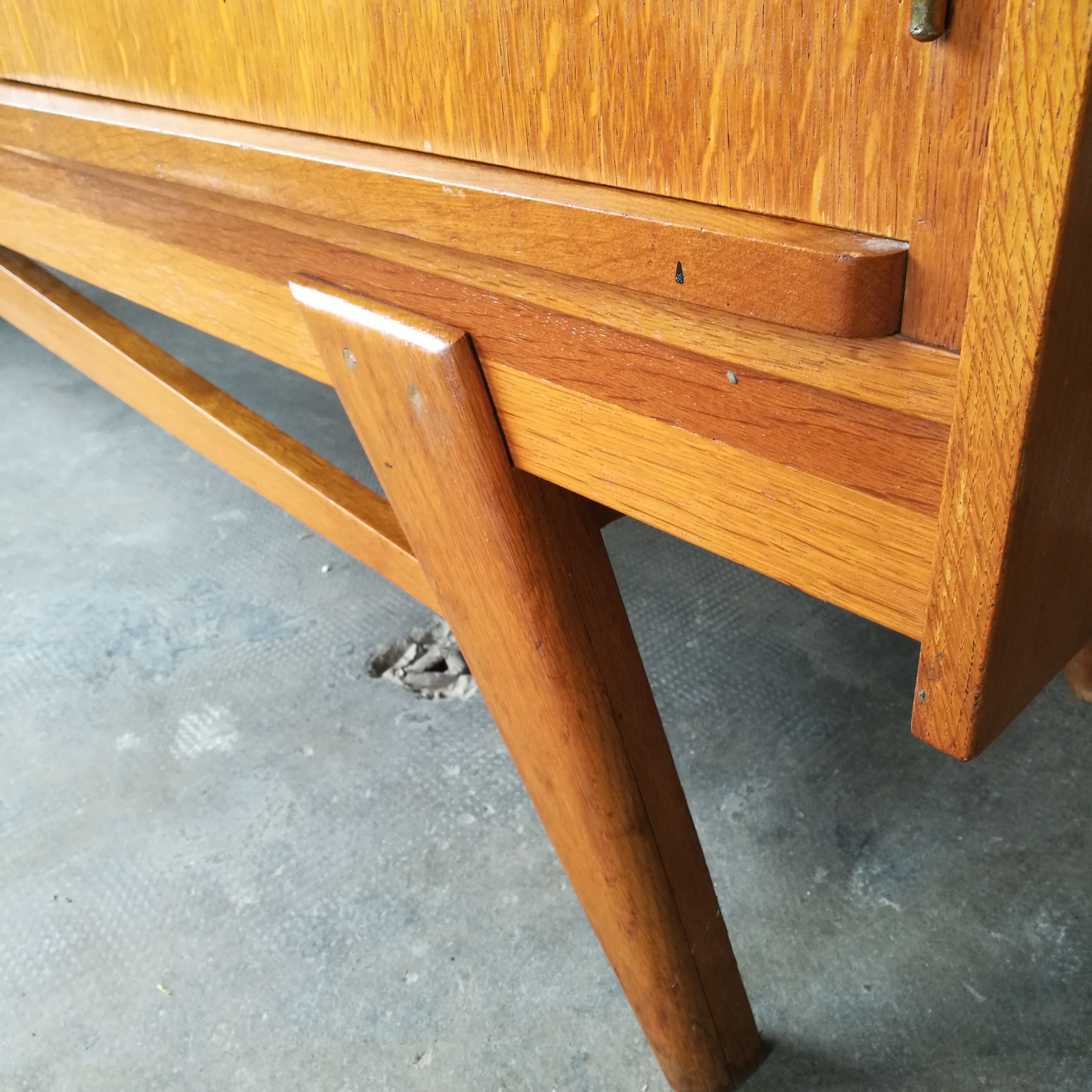 Enfilade 50s golden oak compass feet