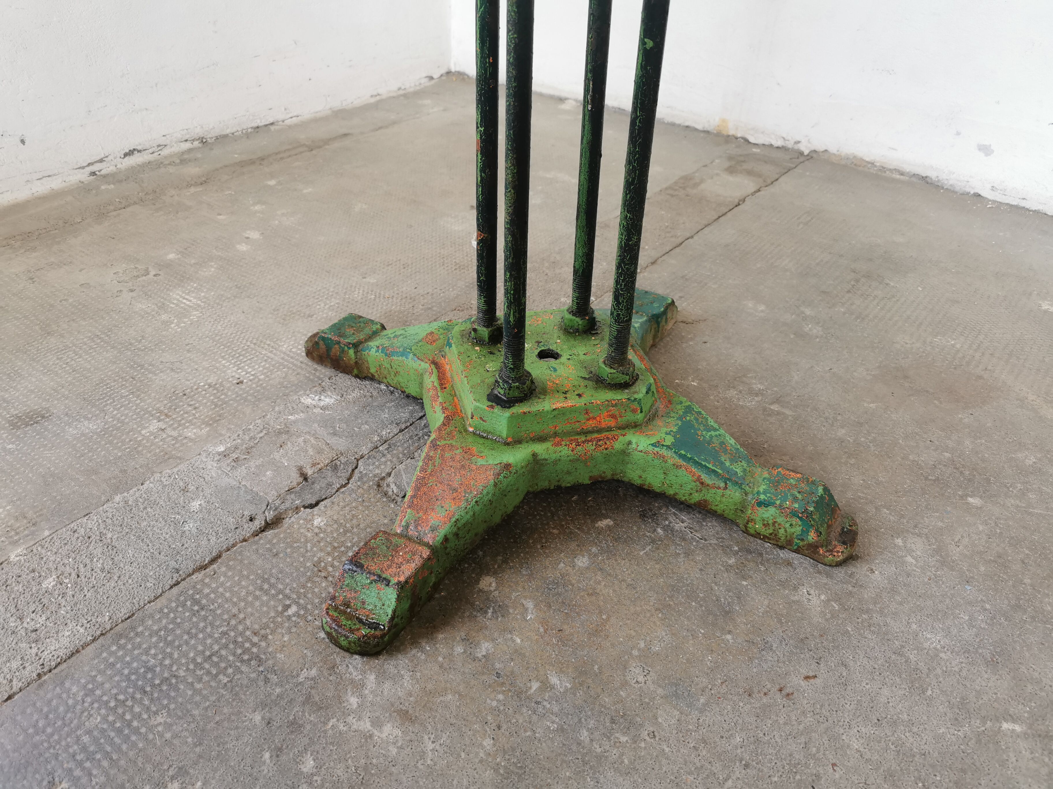 Round garden table cast iron and metal