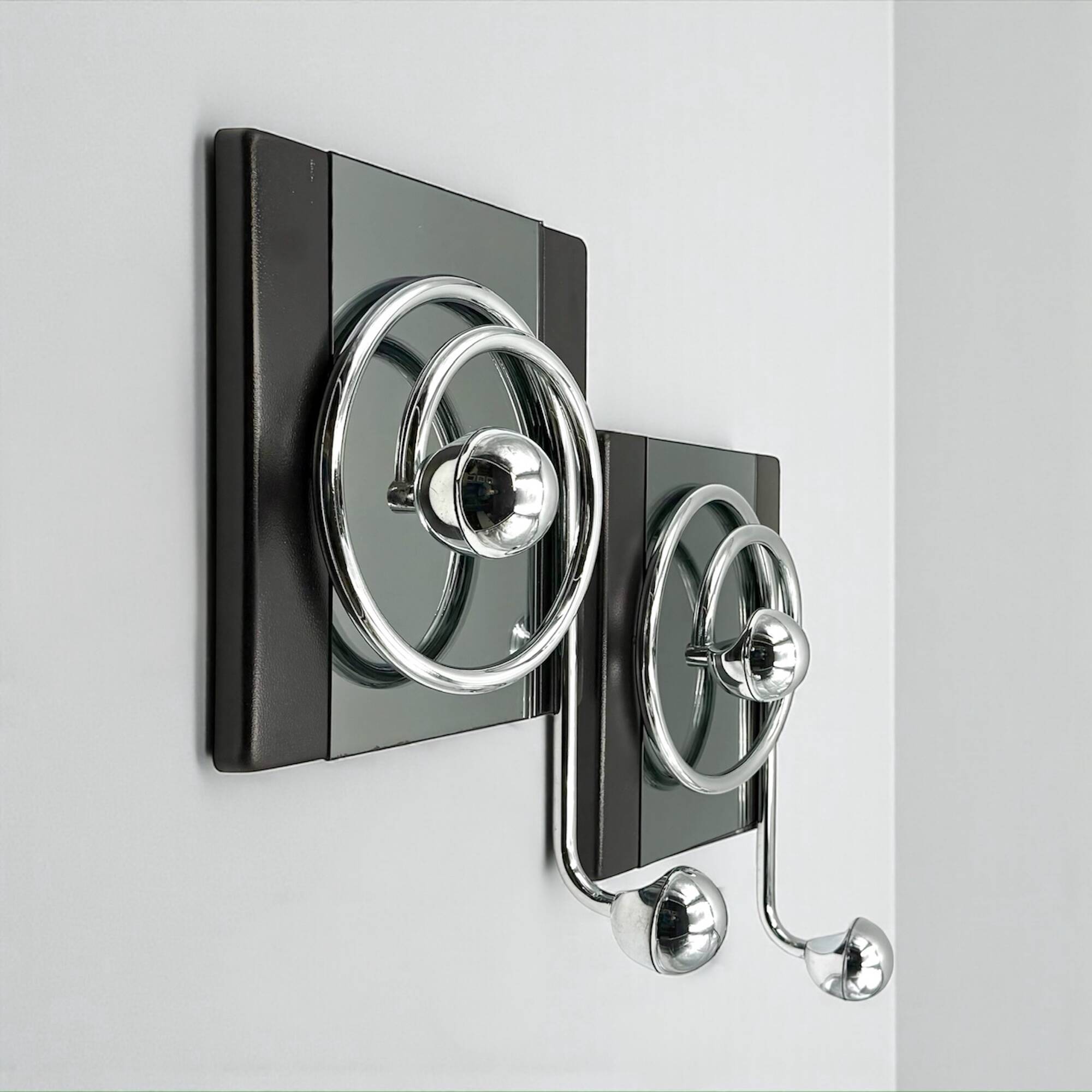 Paire de patères Space Age italiennes avec miroir Goffredo Reggiani des années.