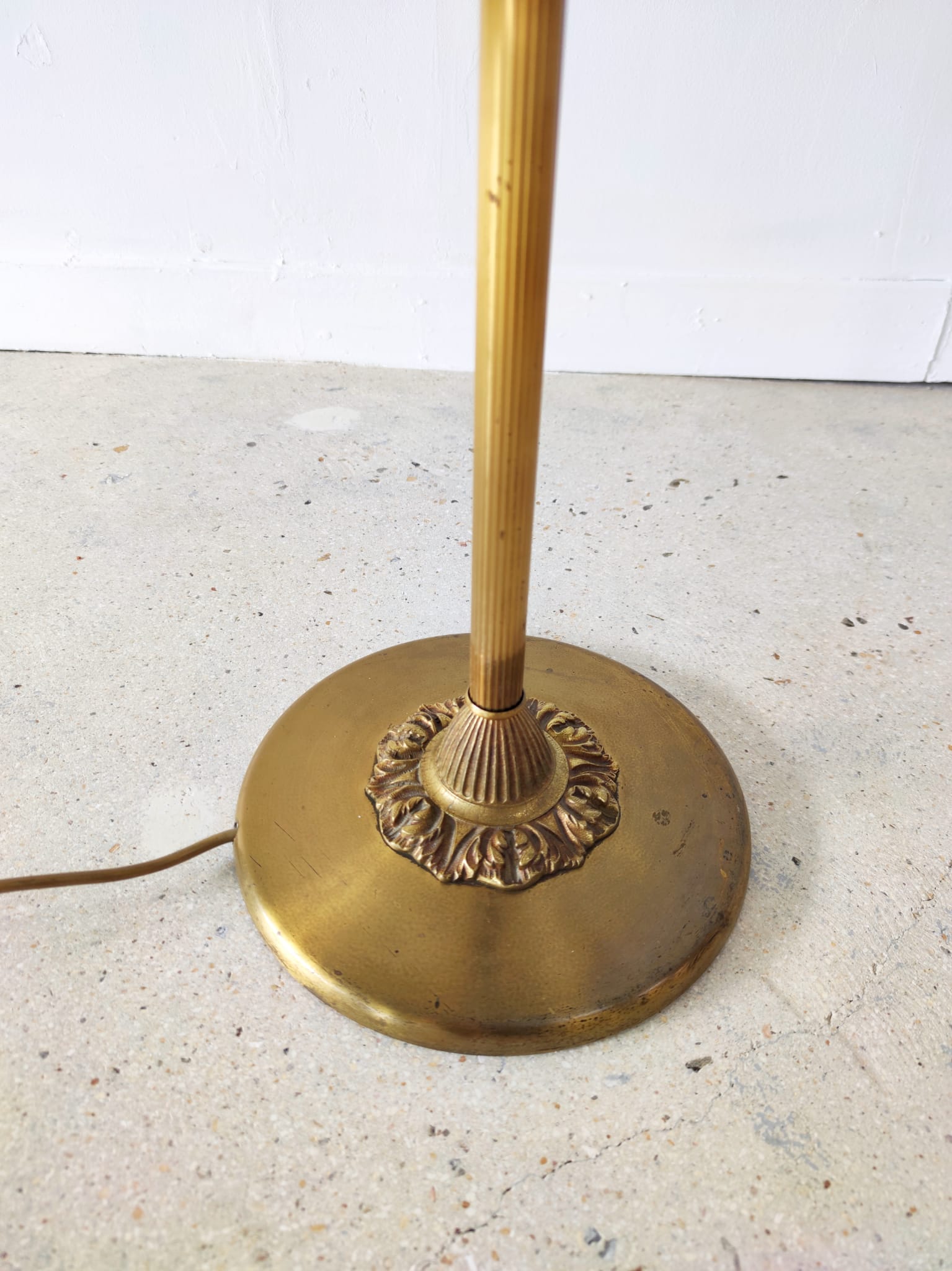 Halogen floor lamp in golden brass