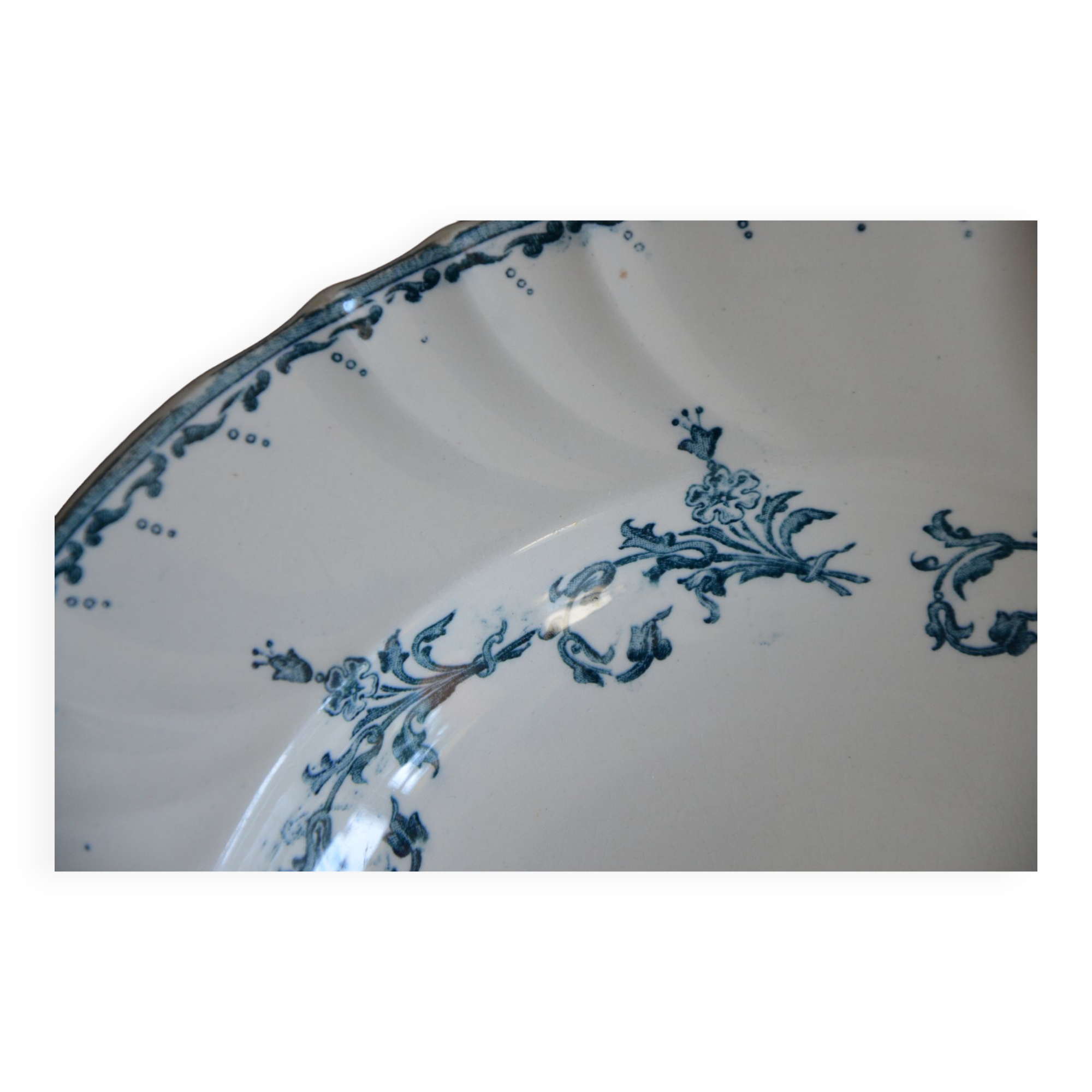 Chantilly hollow dish from the Longwy factory
