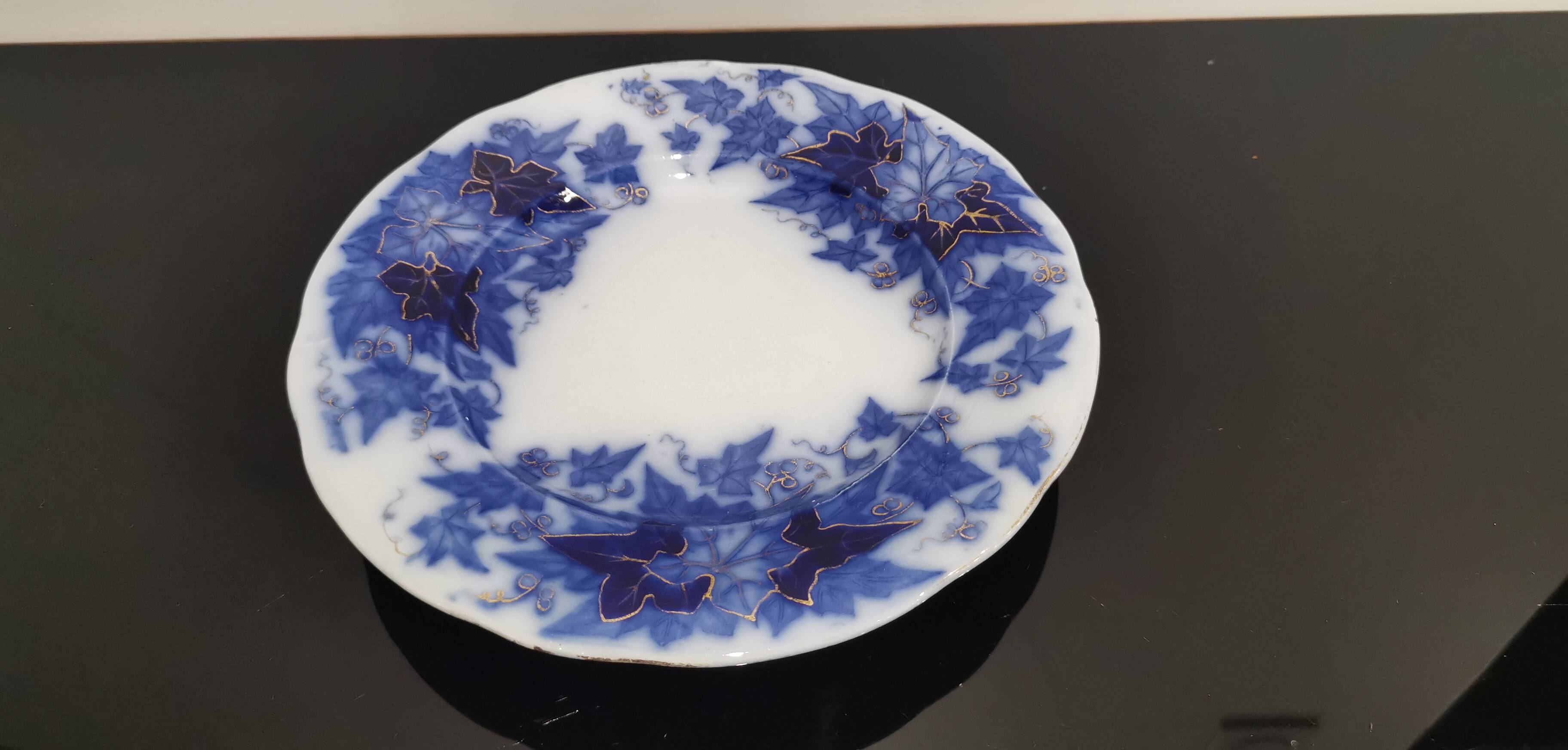 Old mounted plate, Bryonia Sarreguemines Terre de fer compotier