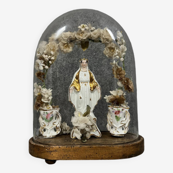 Composition sous un dôme en verre : Statue de Marie en porcelaine dorée à l'or fin