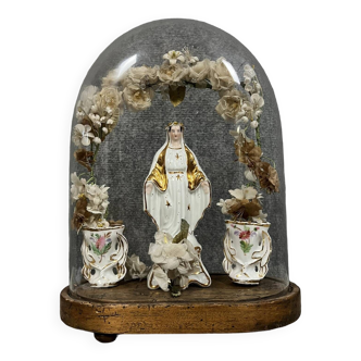 Composition under a glass dome: Statue of Mary in porcelain gilded with fine gold