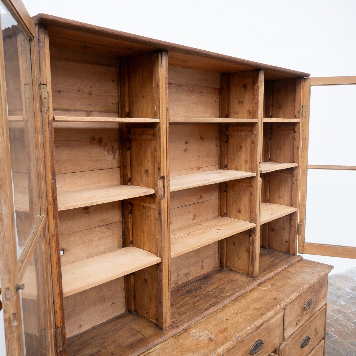 Antique pine dresser – Early 20th century