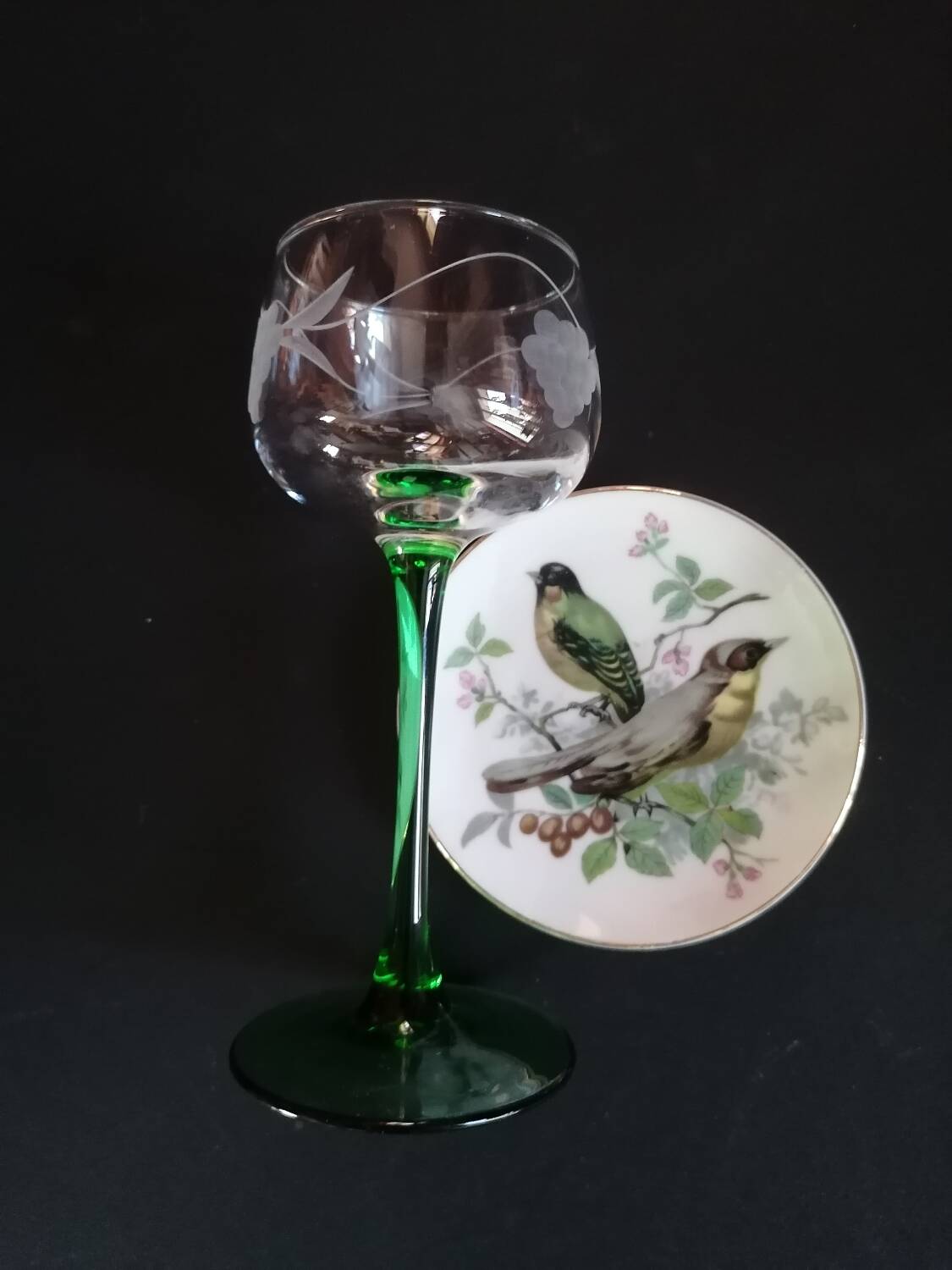 8 Alsace wine glasses with engraved green grape cluster decoration