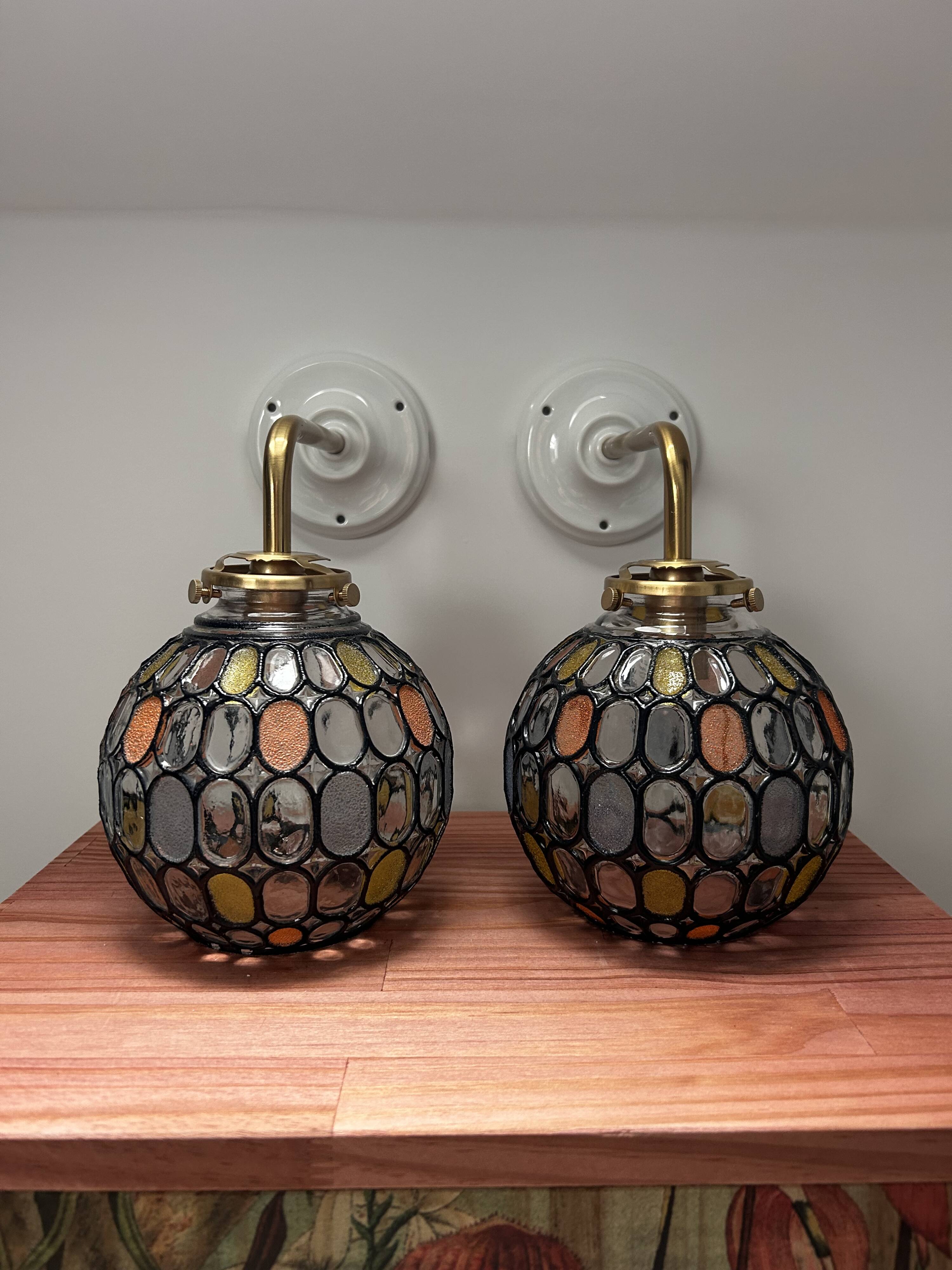 Paire d’appliques murales globes à facettes multicolores
