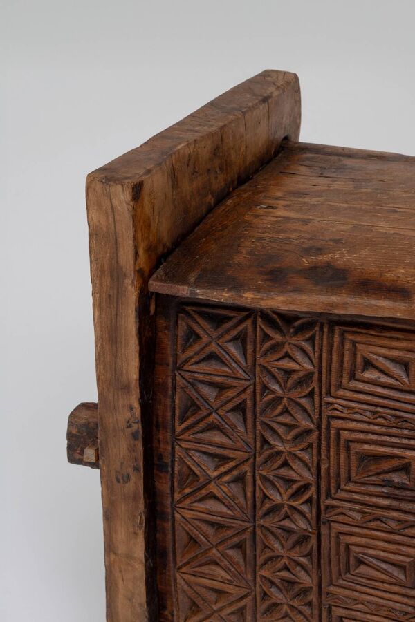 Coffre de rangement Nuristani antique sculpté à la main