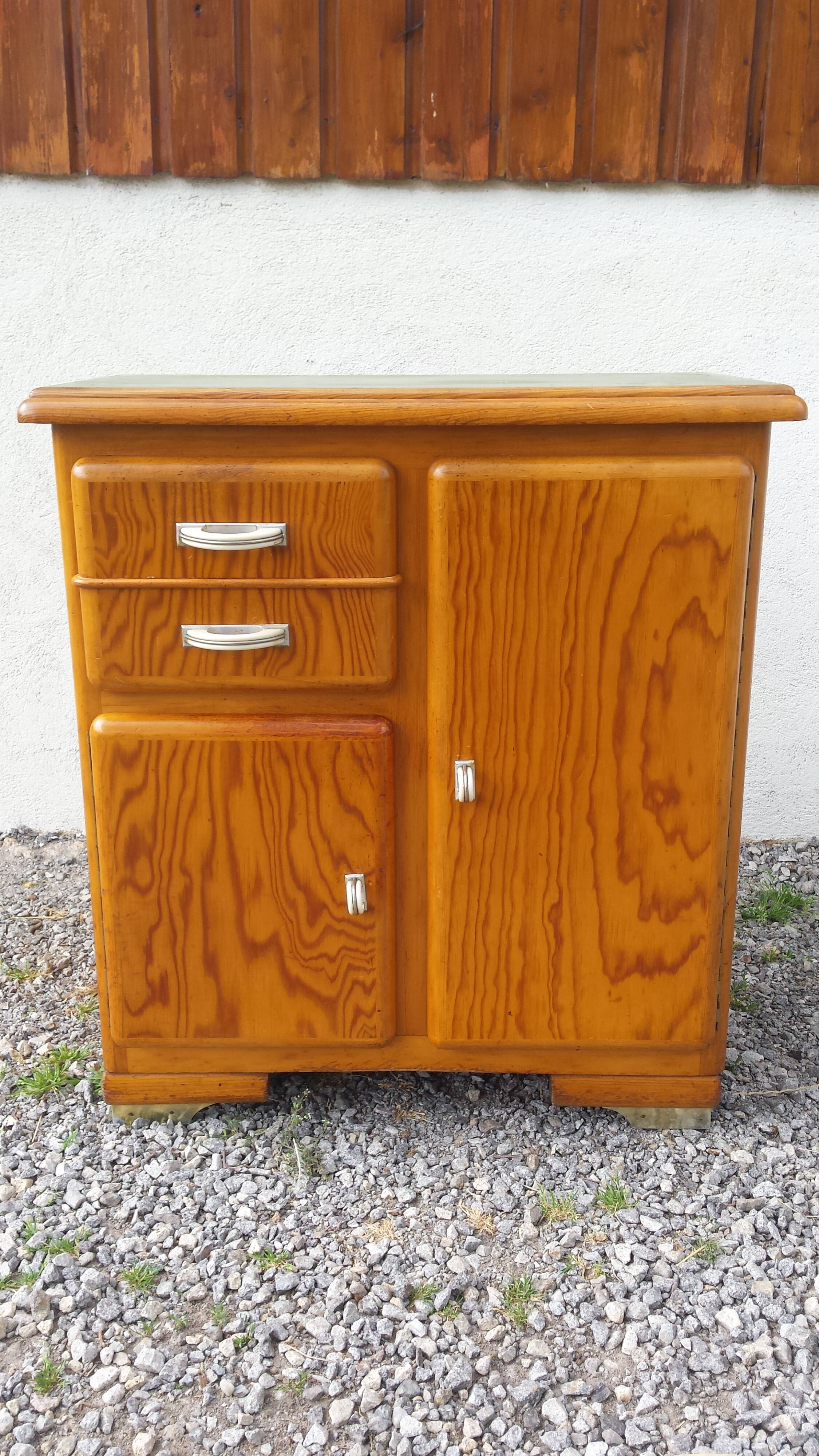 Honey-coloured mado buffet