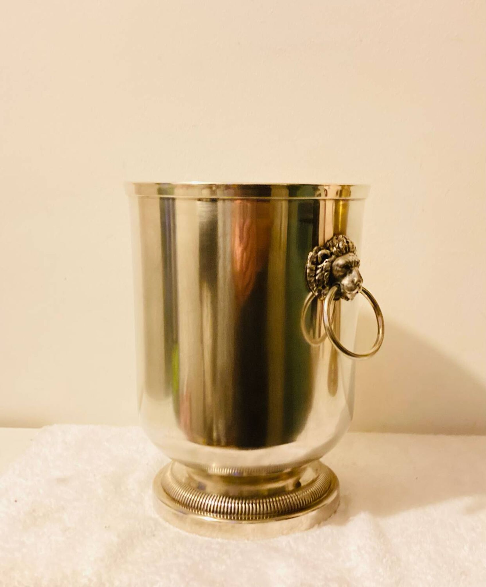 Silver-plated champagne bucket with lion heads from the 20th century, stamped.