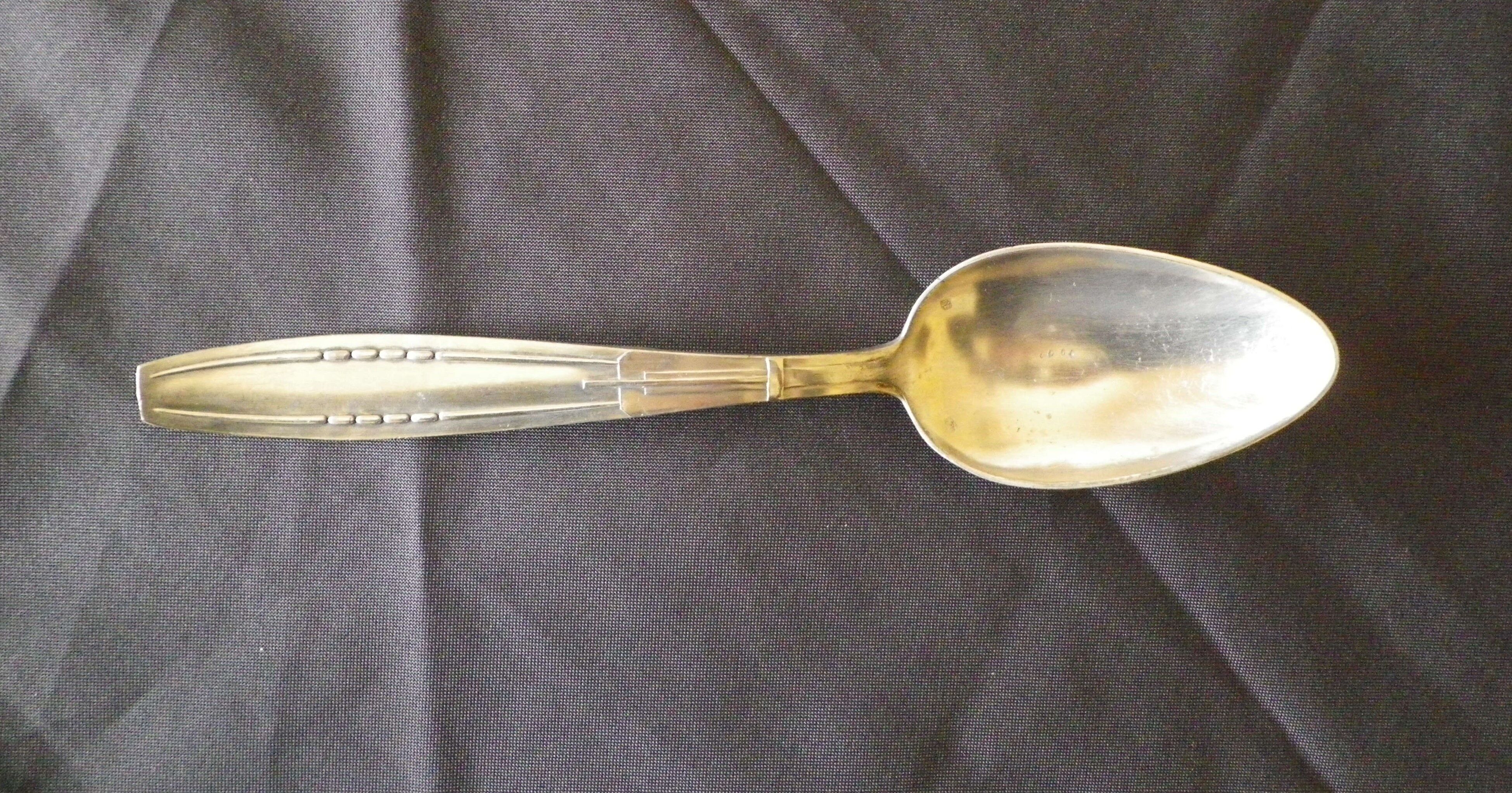 23 seats: 12 forks, 11 spoons, silver metal, 2 punches