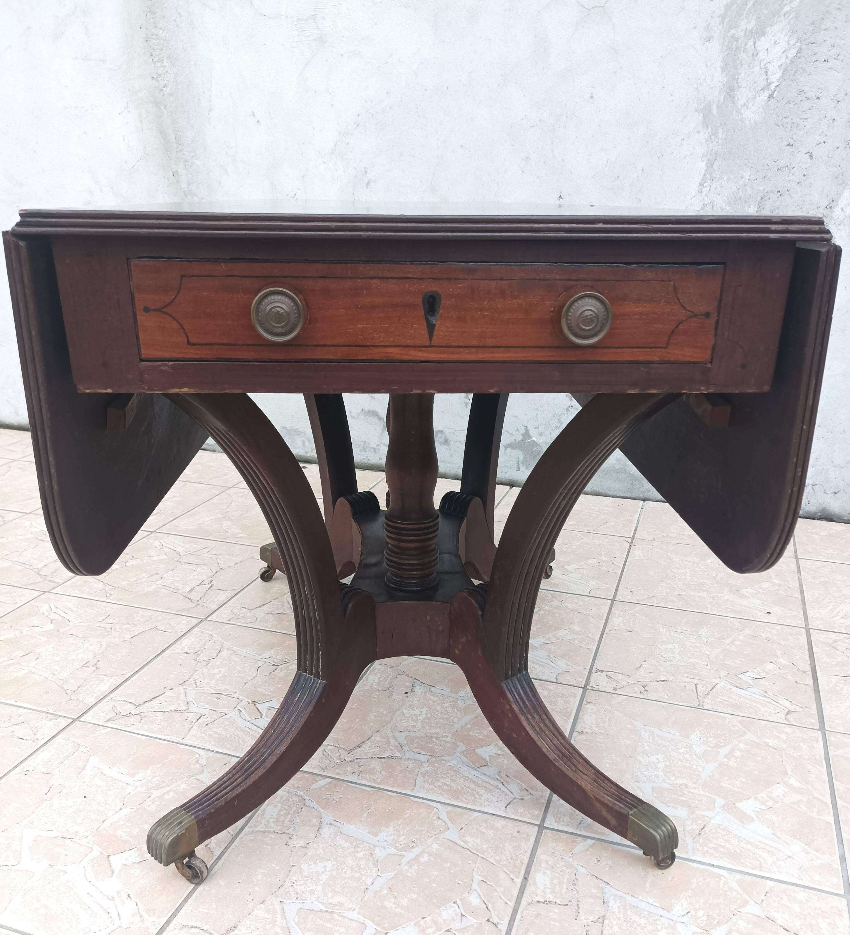 English drop-leaf table in mahogany from the 19th century.