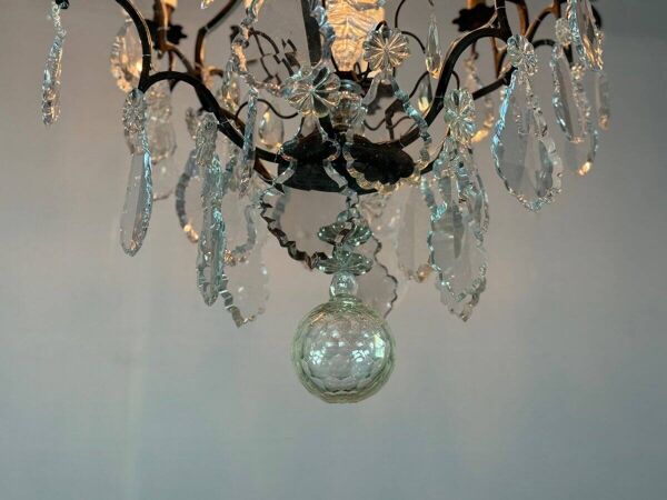 Lustre cage en bronze patine noire garni de pampilles en cristal taillé vers 1900