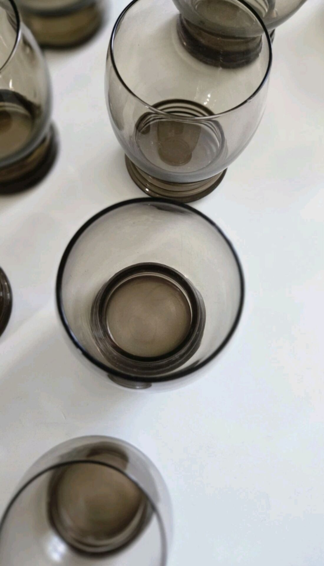 Magnificent Service of Tinted Glasses from the 50s-60s / 18 Glasses and 2 Jugs