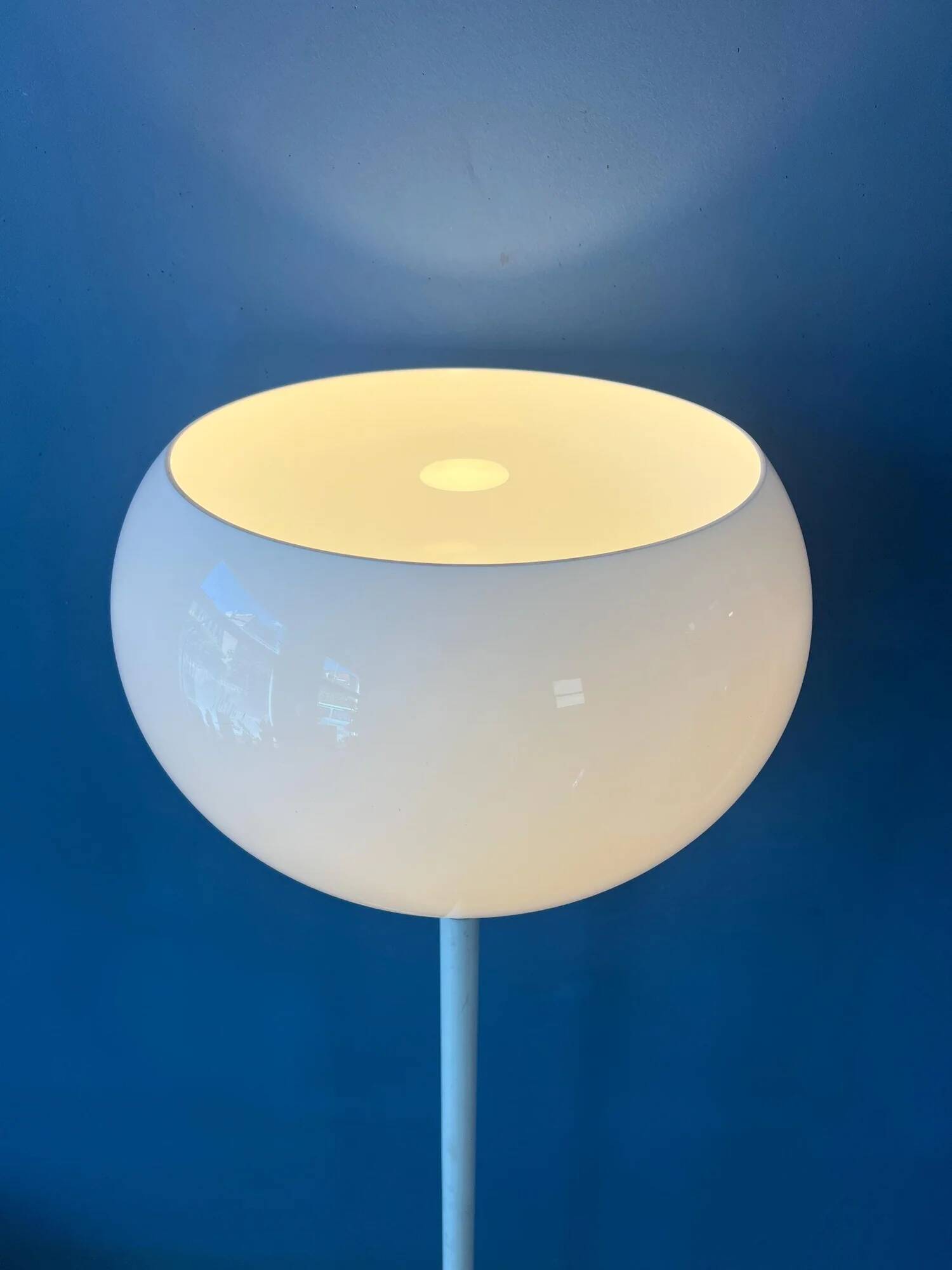 Lampadaire blanc vintage du milieu du siècle de style Guzzini de l'ère spatiale