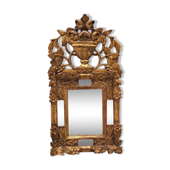 Miroir à parcloses de style Régence en bois sculpté et doré, début 19 ème