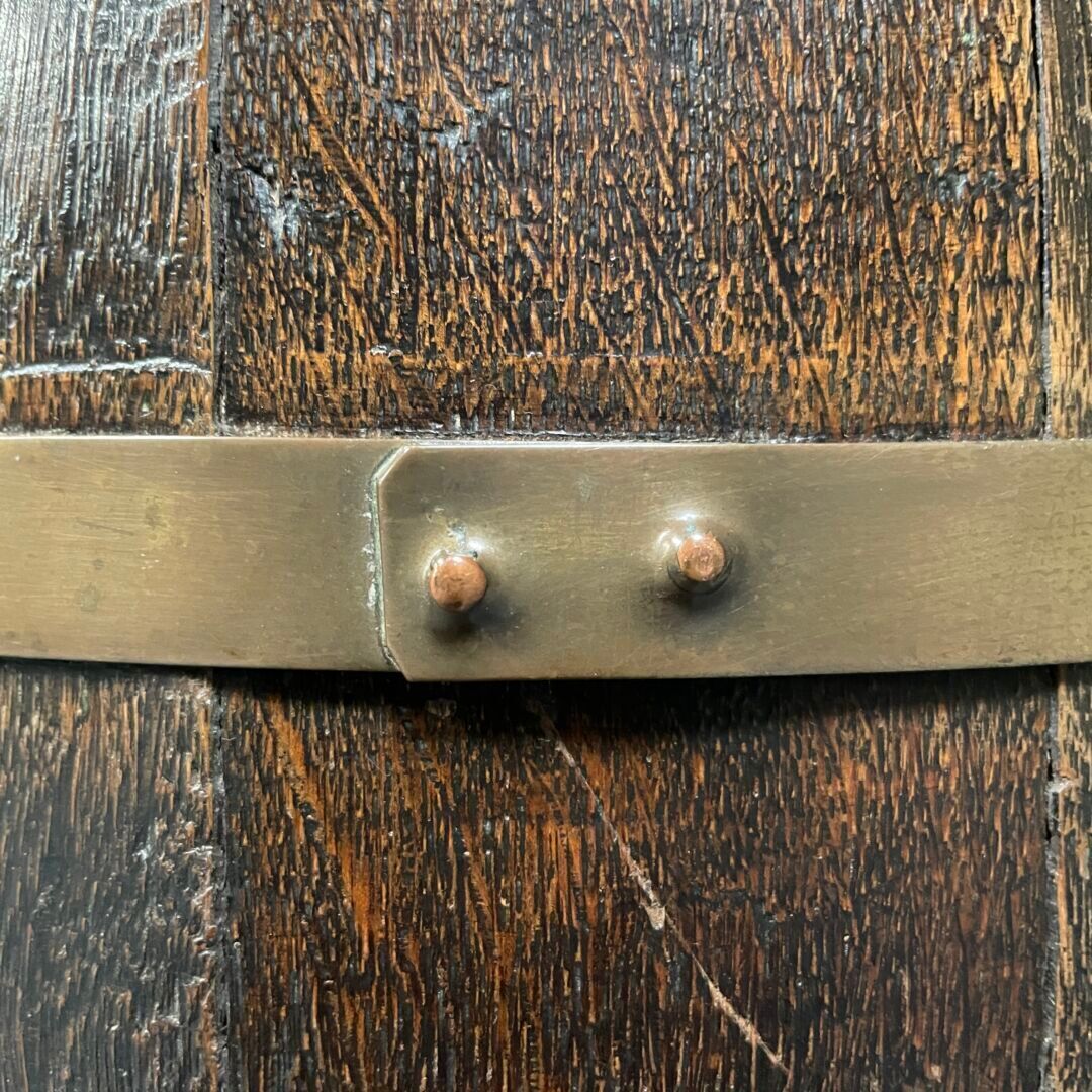 Fût ovale en chêne foncé avec bandes de cuivre