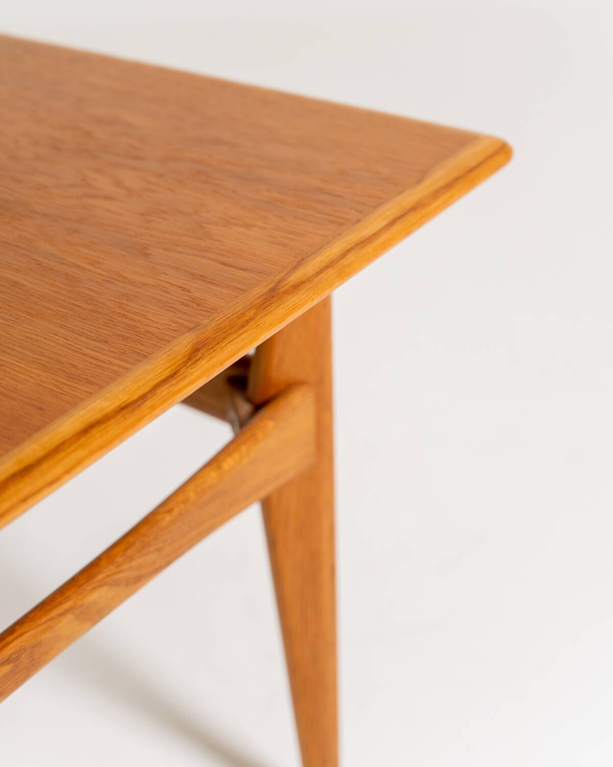 Table d'appoint en chêne par Karl-Erik Ekselius pour JOC, Suède, années 1950.
