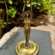 Grande coupe à fruits en laiton femme Art Nouveau