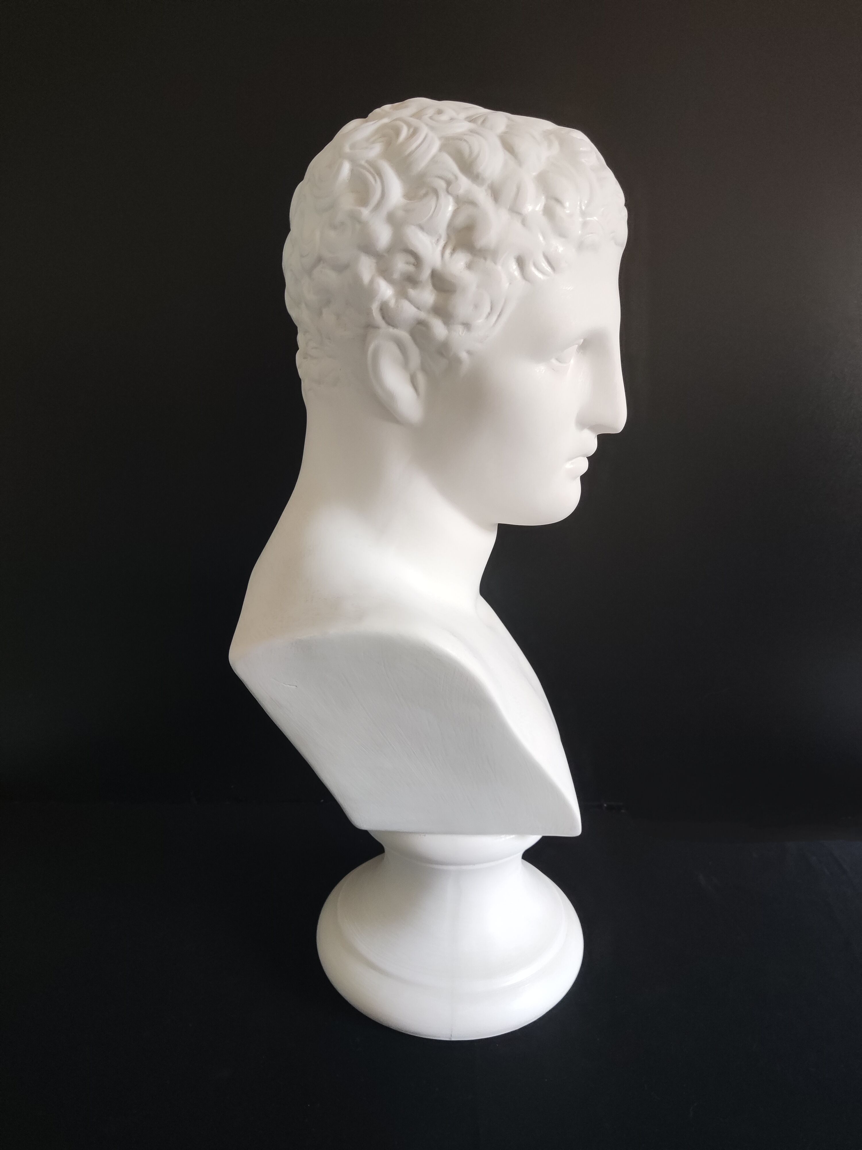 Buste de Hermès en plâtre blanc