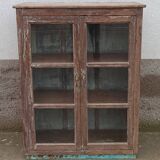 Armoire ancienne vitrée en bois avec fond métal