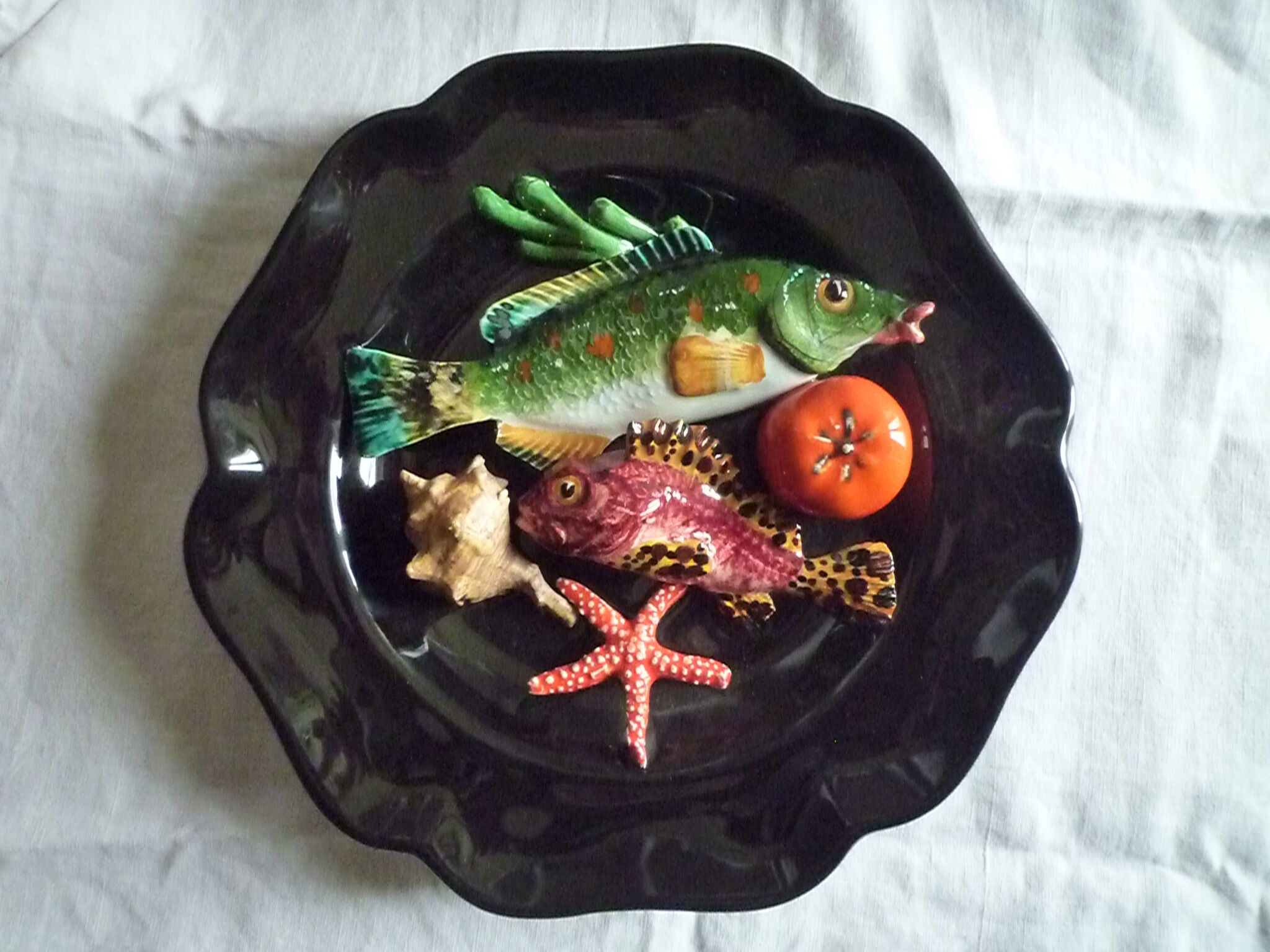 Decorative plate slurry style Vallauris theme fish