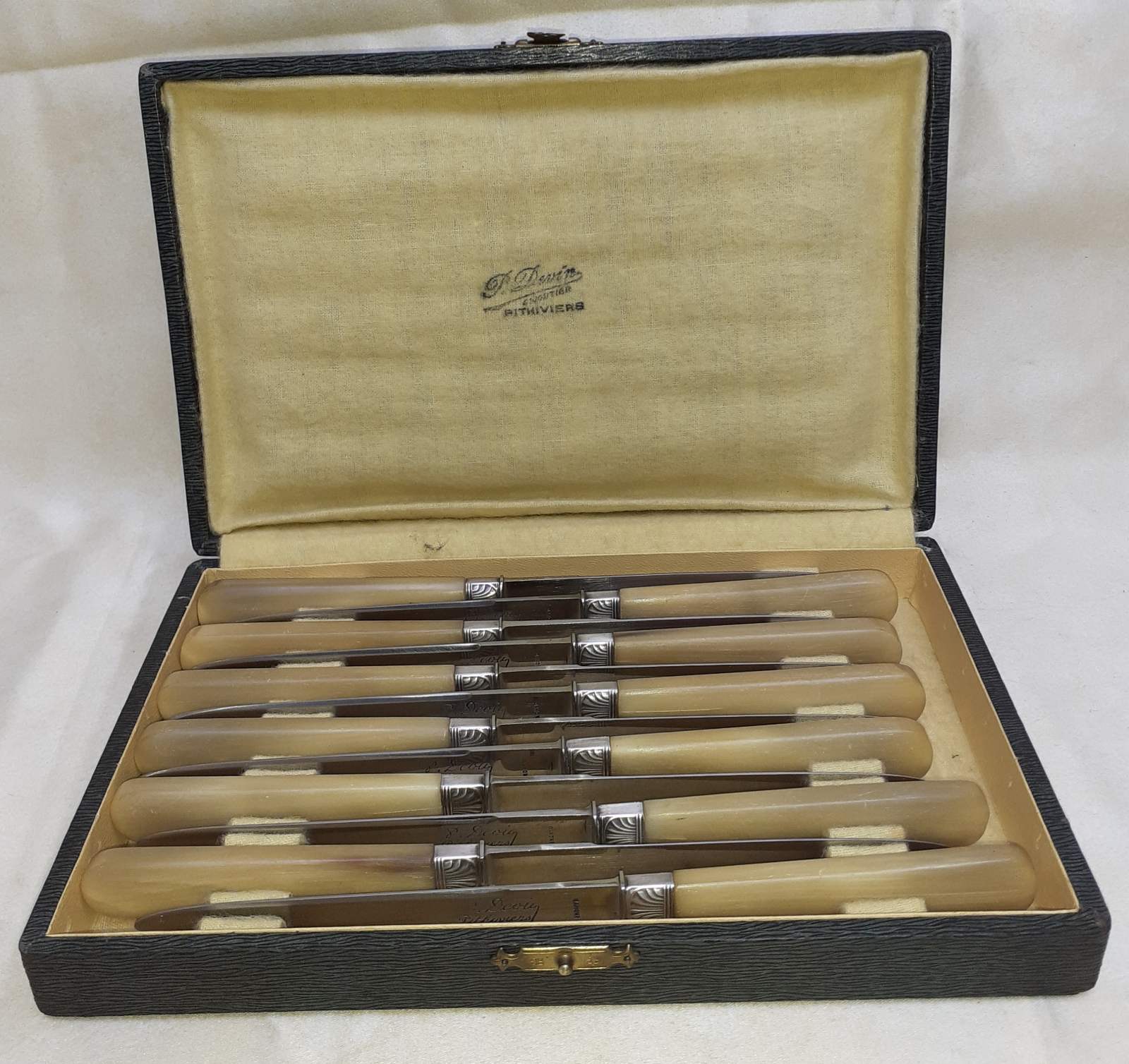 Lot de 12 couteaux manche en corne