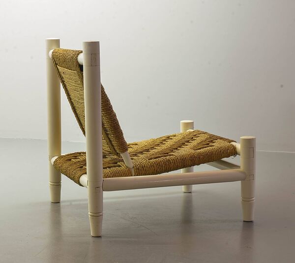 Fauteuil et tabouret bas en osier blanc et chêne de style Charlotte Perriand