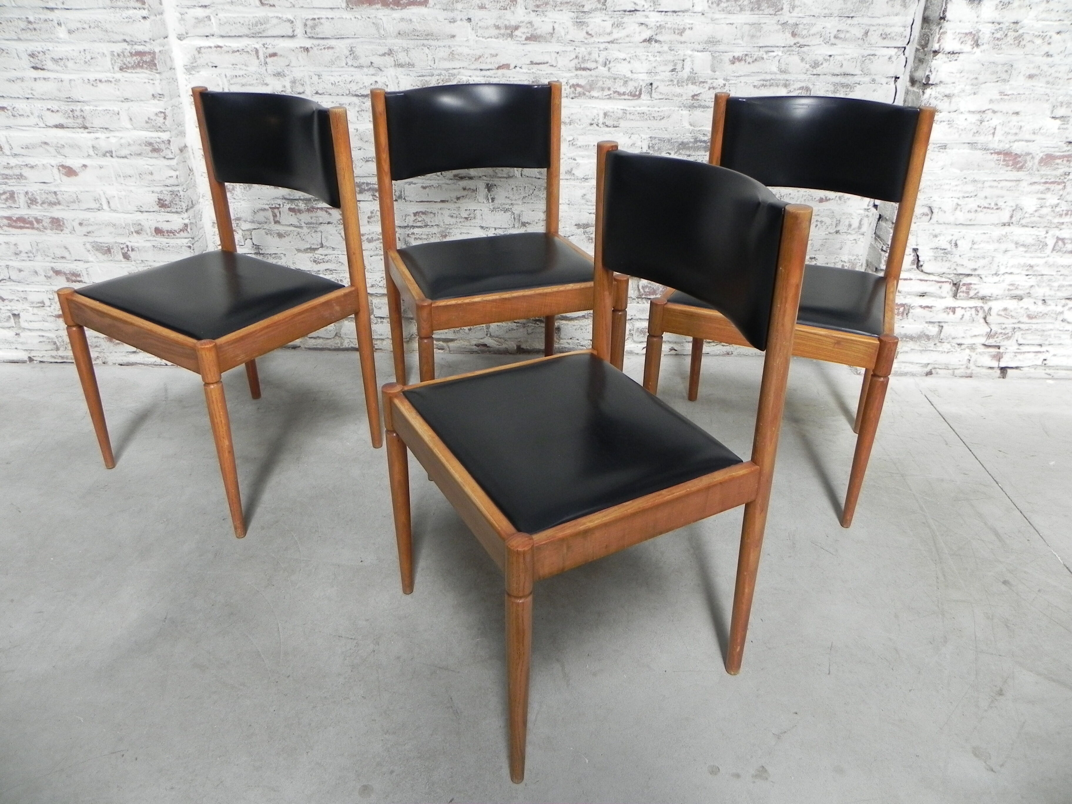 4 vintage chairs upholstered with skai