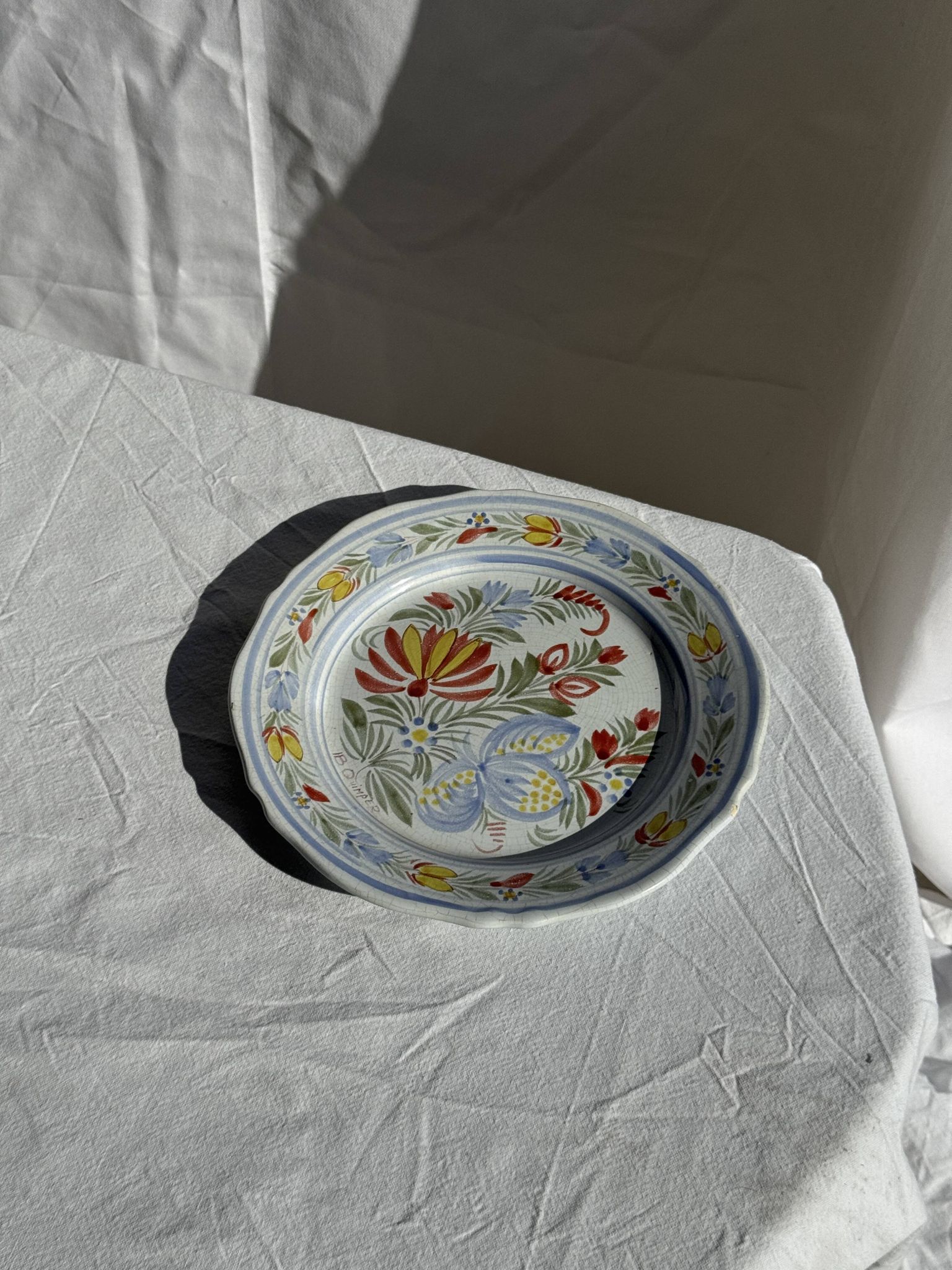 Assiette décorative ancienne IB Quimper à décor floral polychrome D24