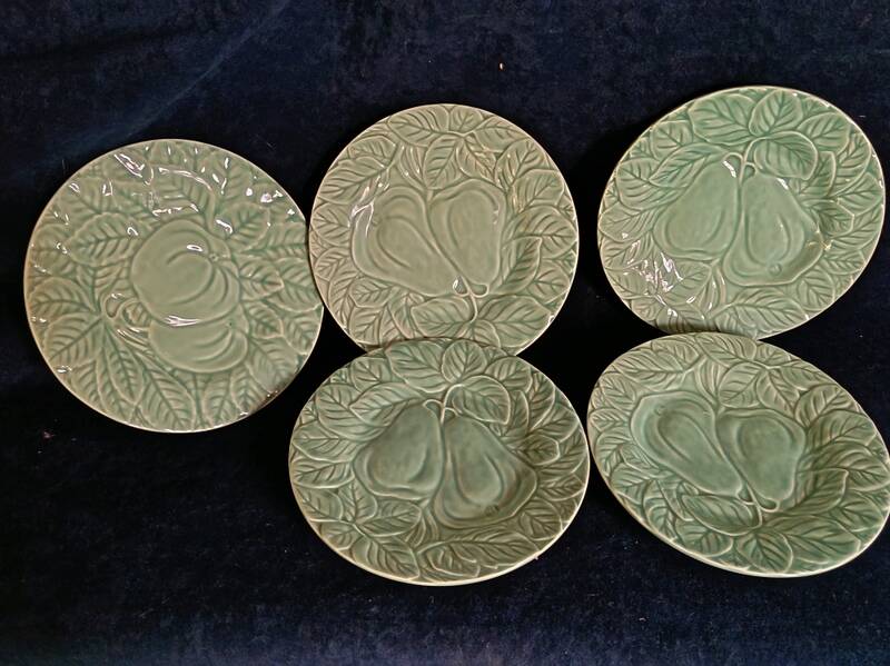 11 Bordallo Pinheiro plates