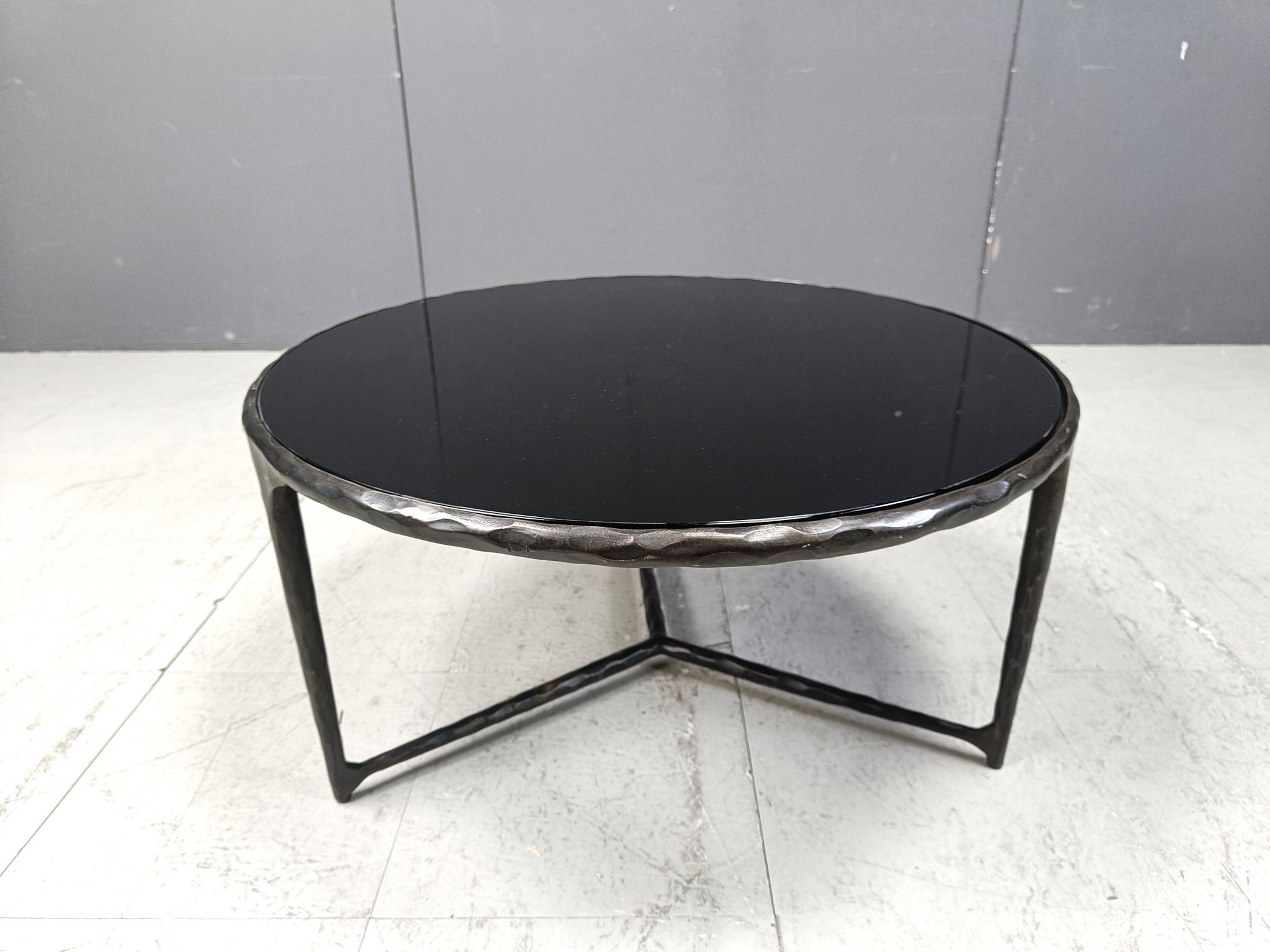 Table basse brutaliste en acier sculpté, années 1970