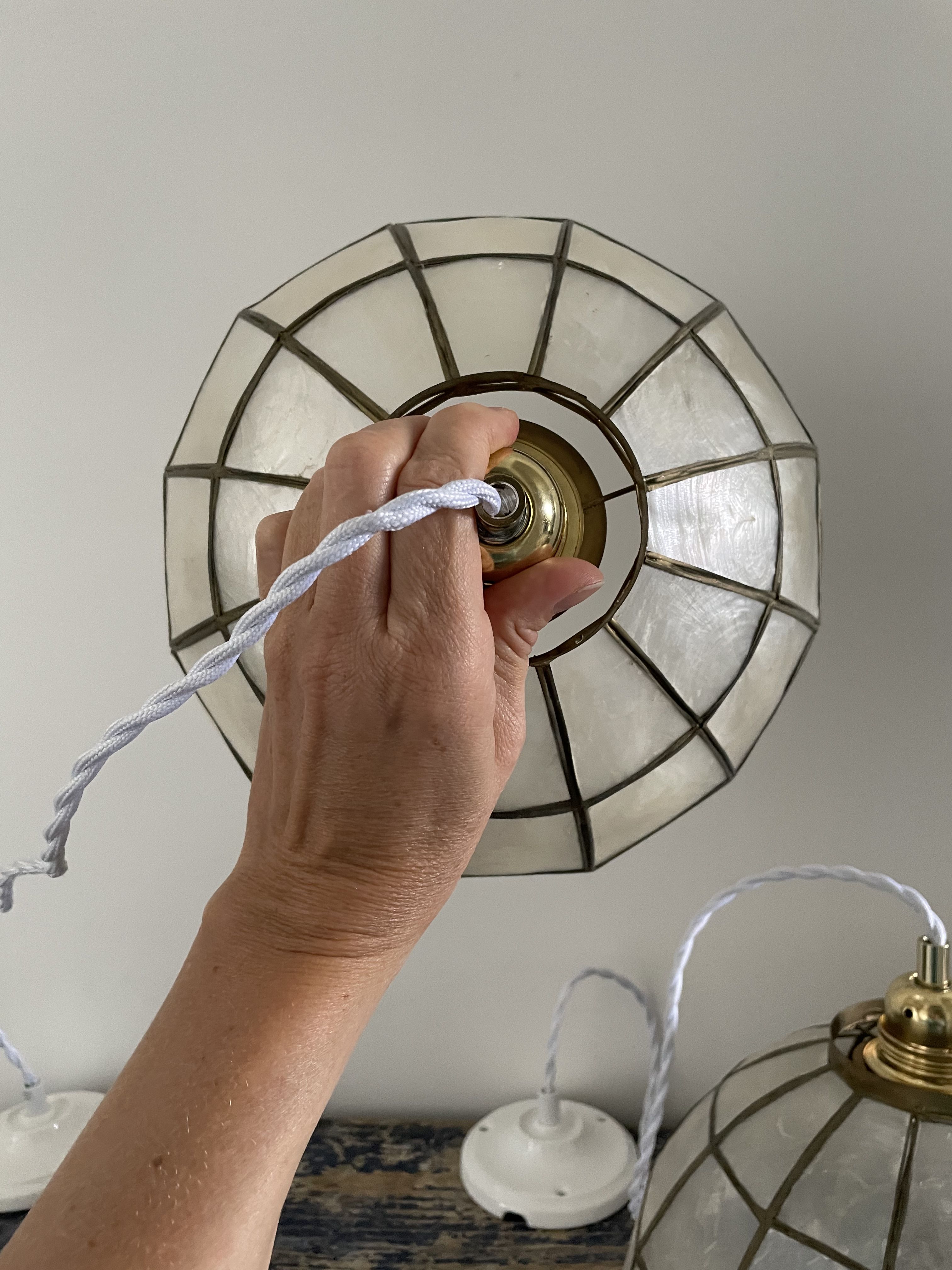 Lot de deux suspensions en nacre électrifiées à neuf