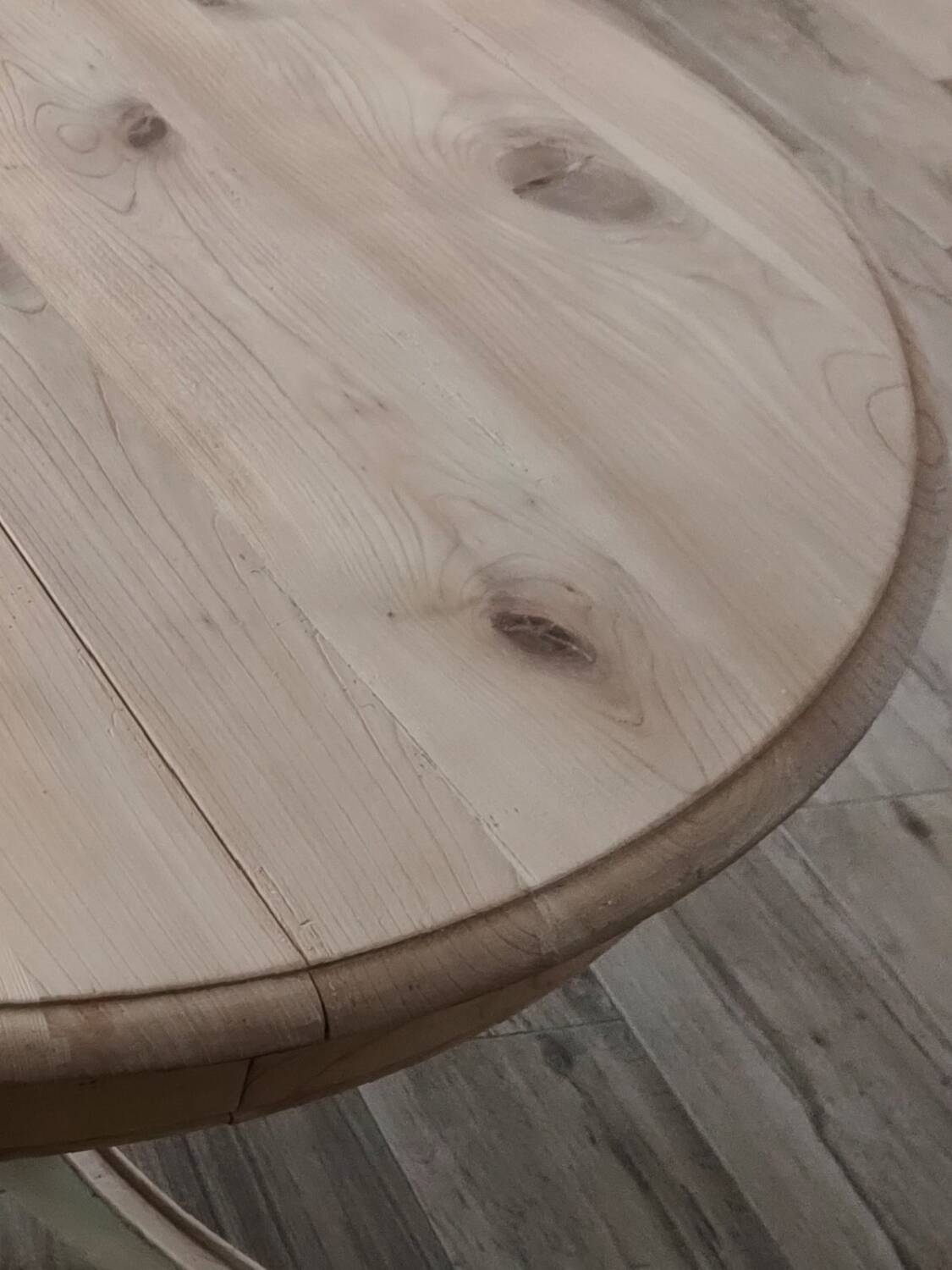 Round table with central leg