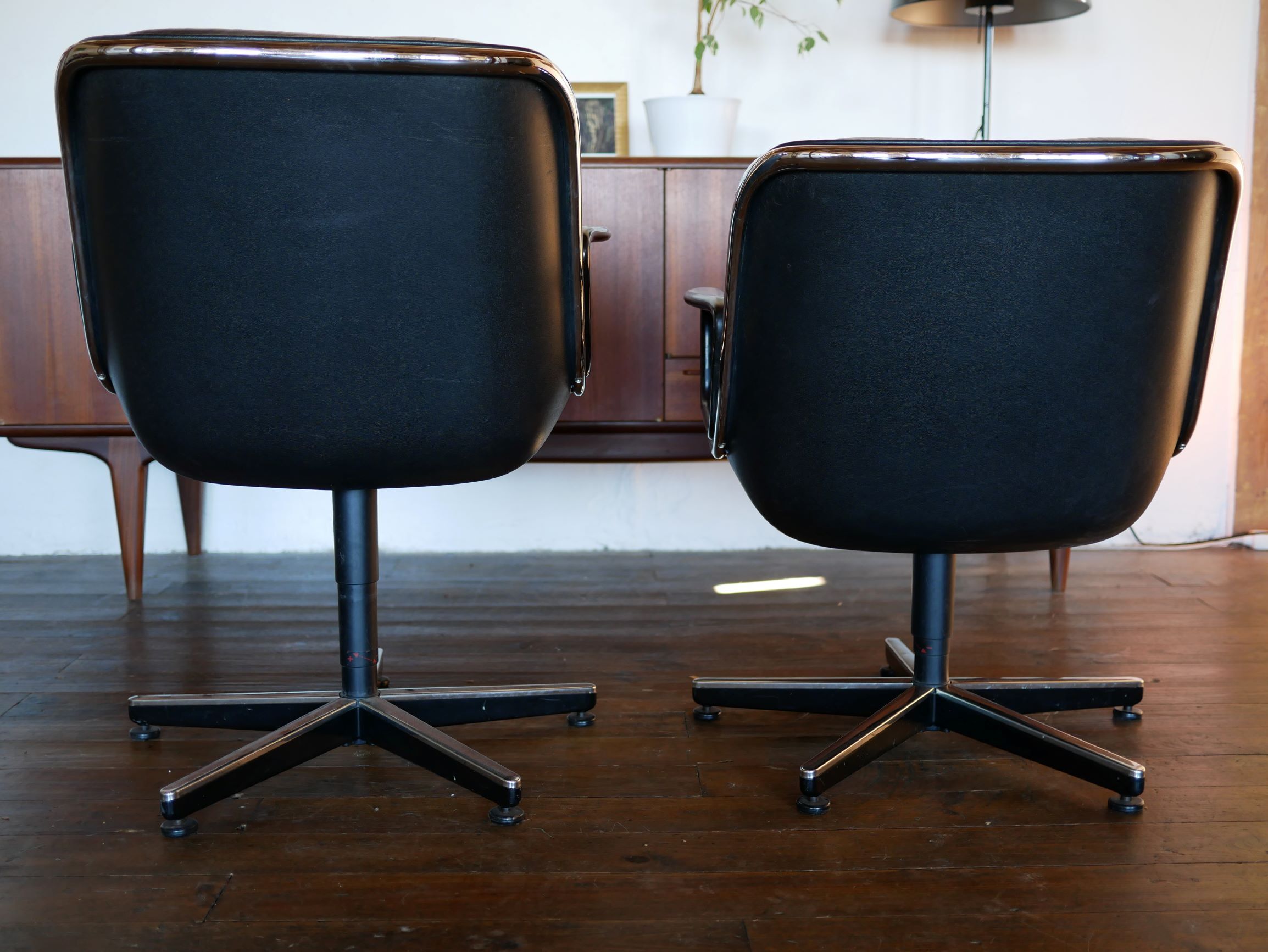 Leather armchair black by Charles Pollock for Knoll International