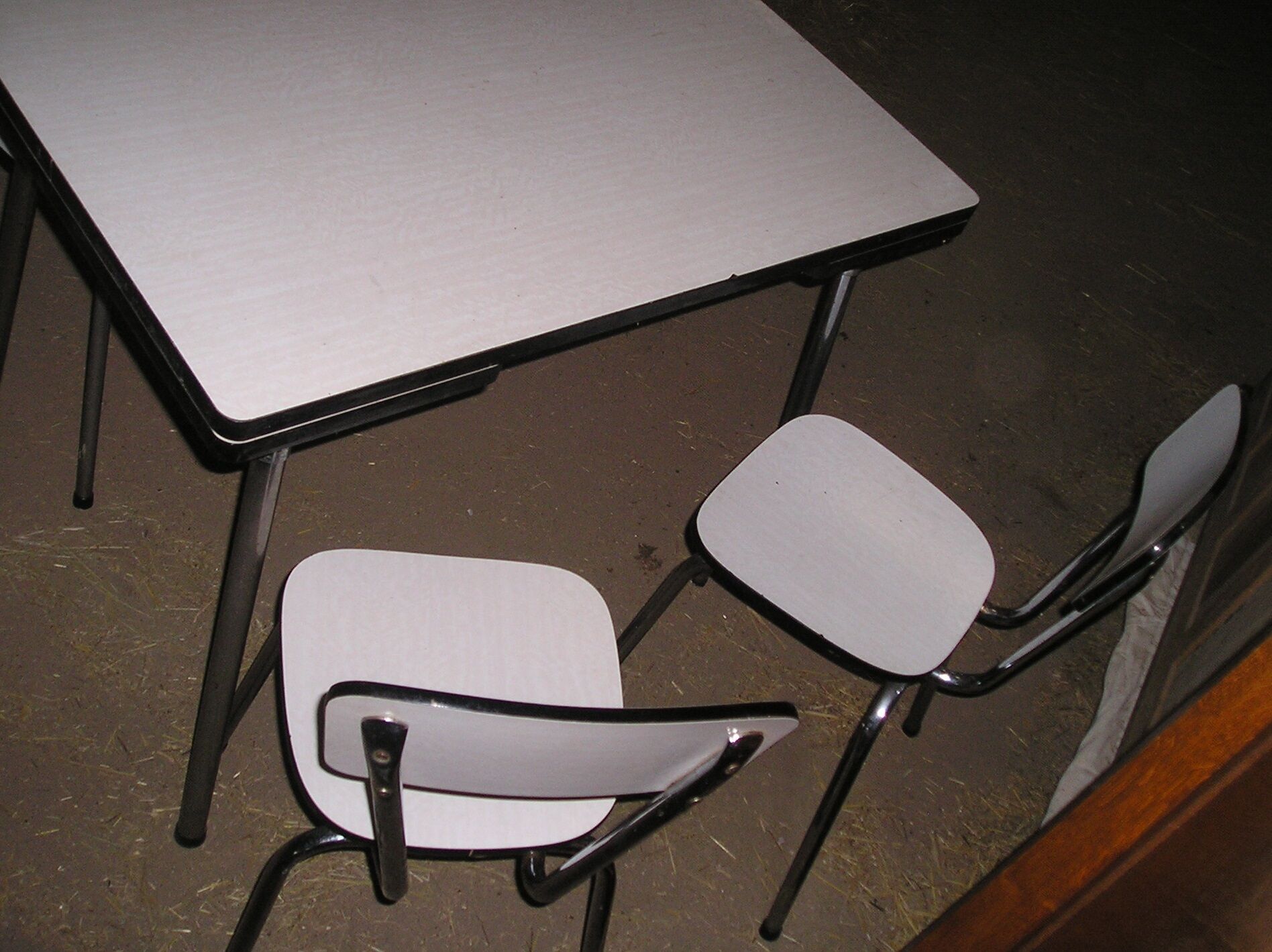 Table in formica and its 4 chairs