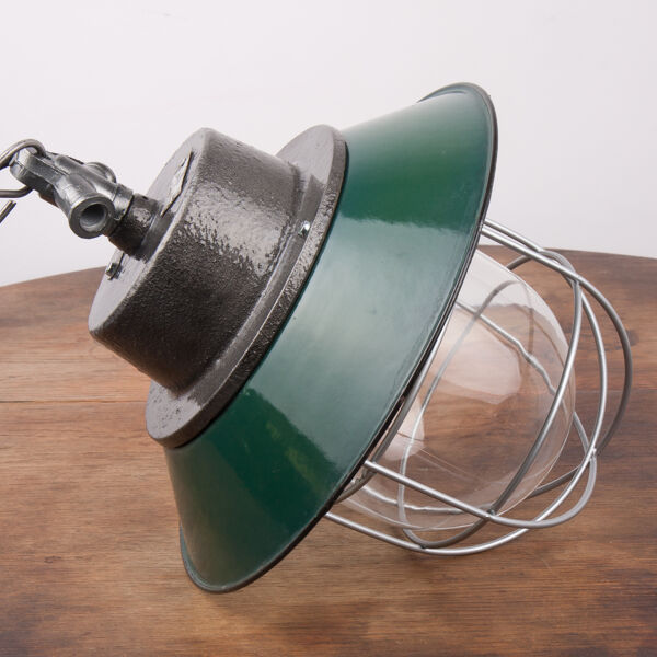 Lampe à émail industriel avec verre et fonte, vert opale, Pologne, années 1960
