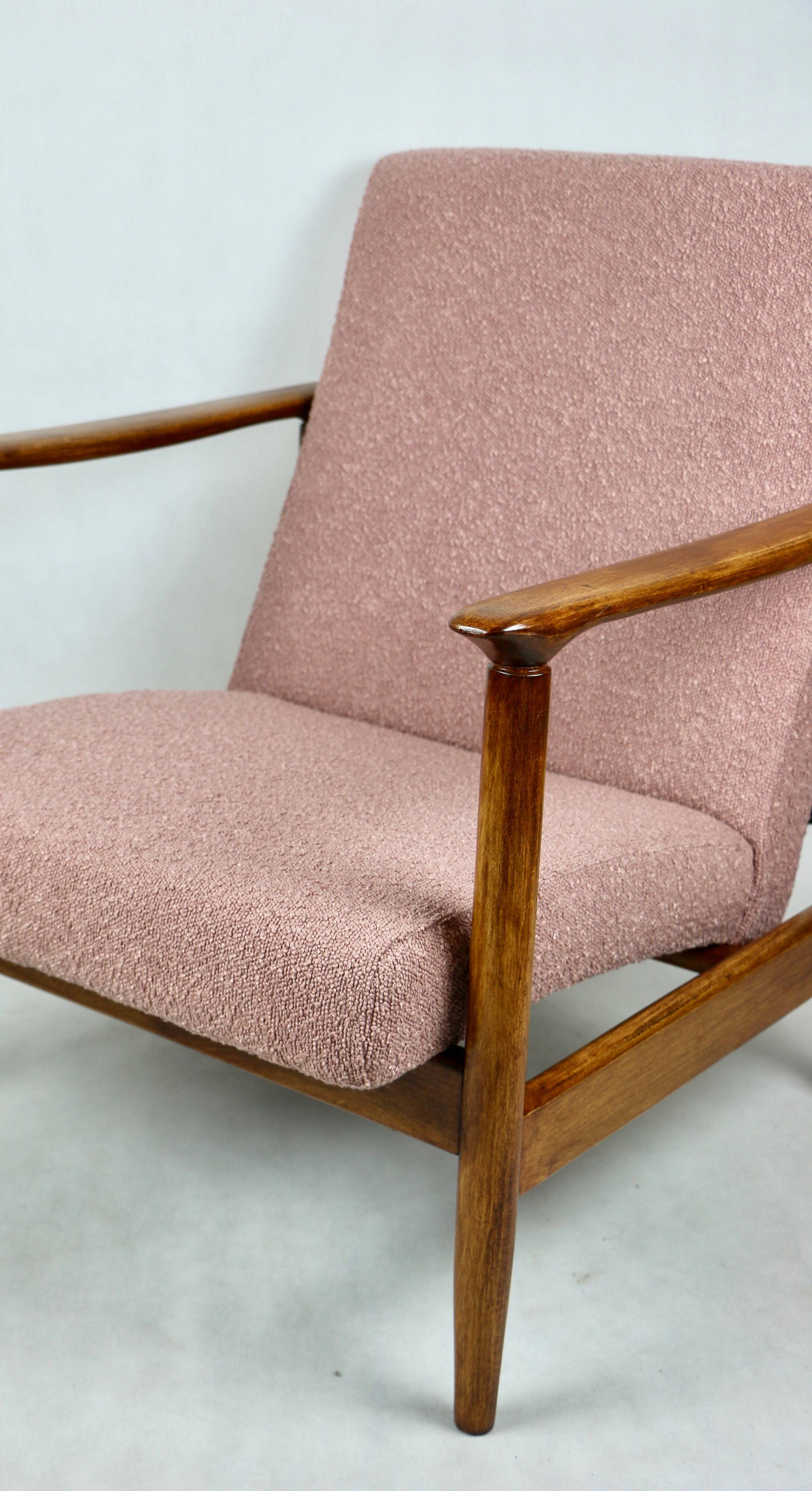 Fauteuil GFM-142 conçu par Edmund Homa des années 70, en bouclé rose - 2 pièces disponibles.